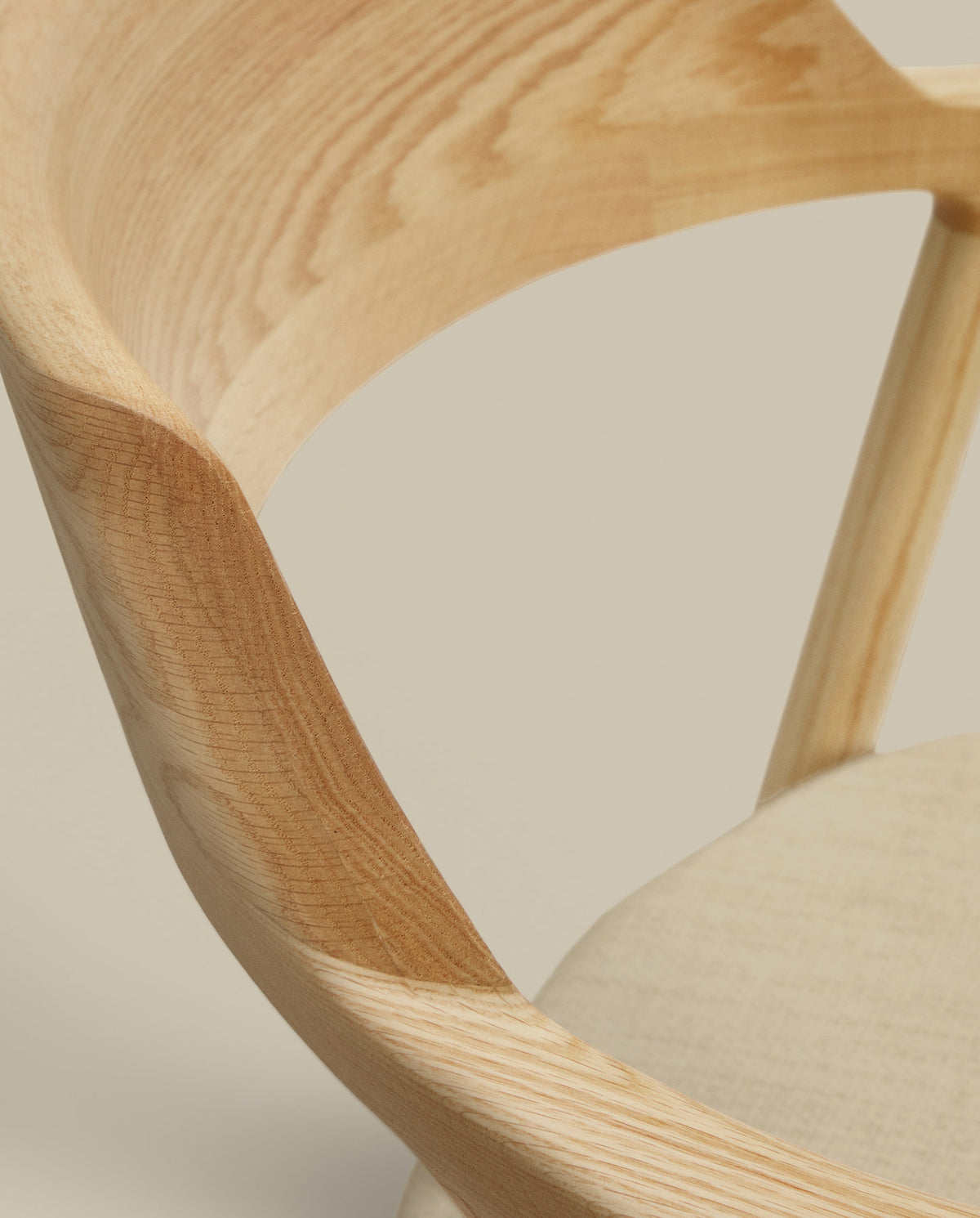 Alocs Stuhl abnehmbarer Bezug Chenille beige massive Eiche Natur-Finish FSC Mix Credit in Beige, Natur präsentiert im Onlineshop von KAQTU Design AG. Stuhl mit Armlehne ist von Kave Home