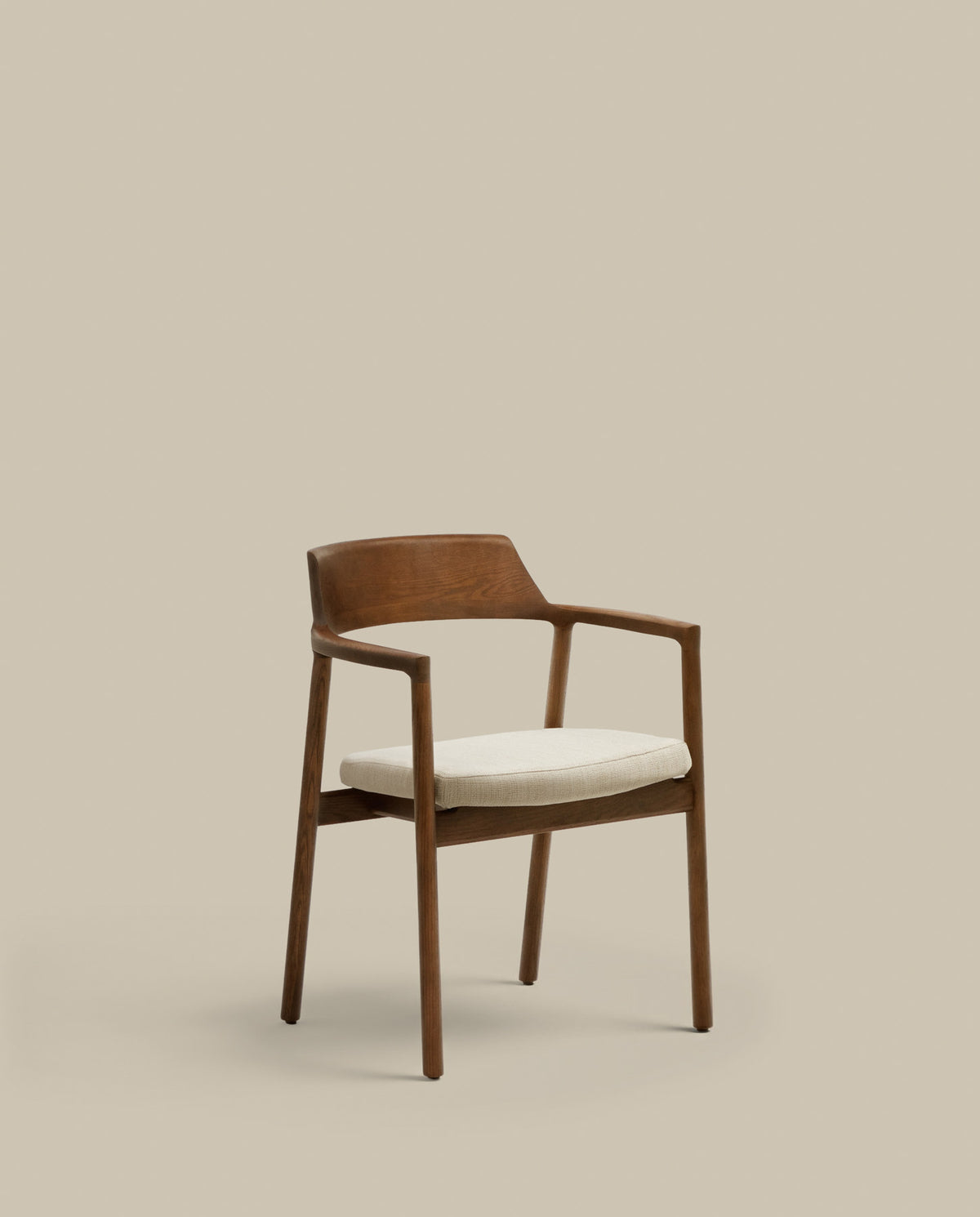 Alocs Stuhl abnehmbarer Bezug Chenille beige massive Eiche Nussbaum-Finish FSC Mix Credit in Beige, Braun präsentiert im Onlineshop von KAQTU Design AG. Stuhl ist von Kave Home