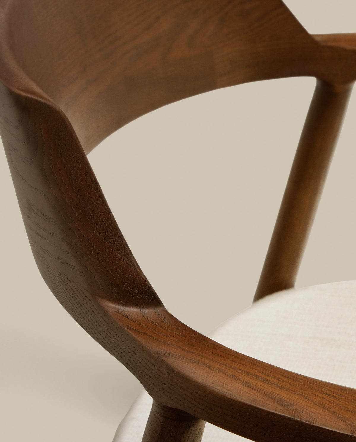 Alocs Stuhl abnehmbarer Bezug Chenille beige massive Eiche Nussbaum-Finish FSC Mix Credit in Beige, Braun präsentiert im Onlineshop von KAQTU Design AG. Stuhl ist von Kave Home