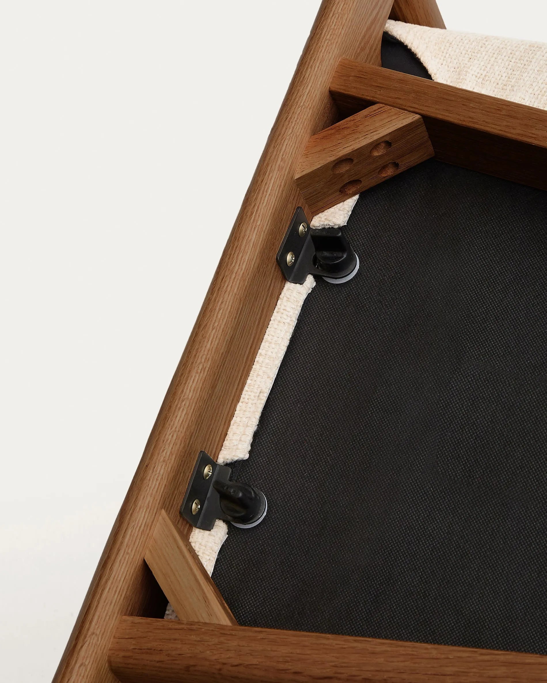Moderner Alocs Stuhl mit beigem Chenille-Bezug, abnehmbar, aus FSC-zertifizierter massiver Eiche mit edlem Nussbaum-Finish.