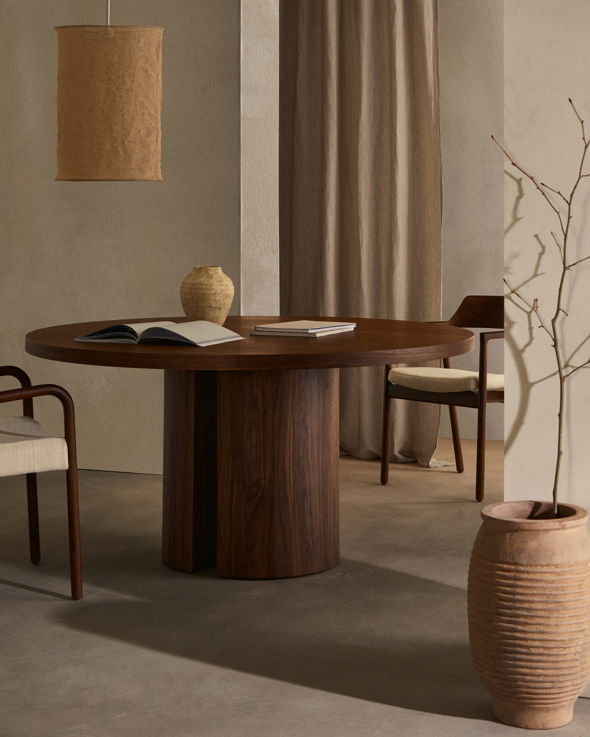 Moderner Alocs Stuhl mit beigem Chenille-Bezug, abnehmbar, aus FSC-zertifizierter massiver Eiche mit edlem Nussbaum-Finish.