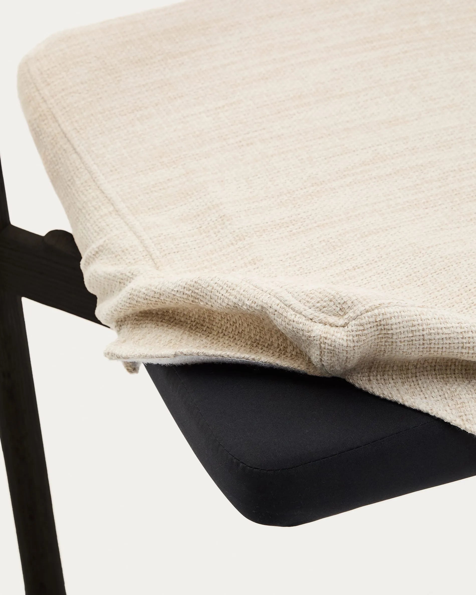 Eleganter Alocs Stuhl mit beigem Chenille-Bezug, abnehmbar, aus FSC-zertifizierter massiver Eiche mit schwarzem Finish, modern.