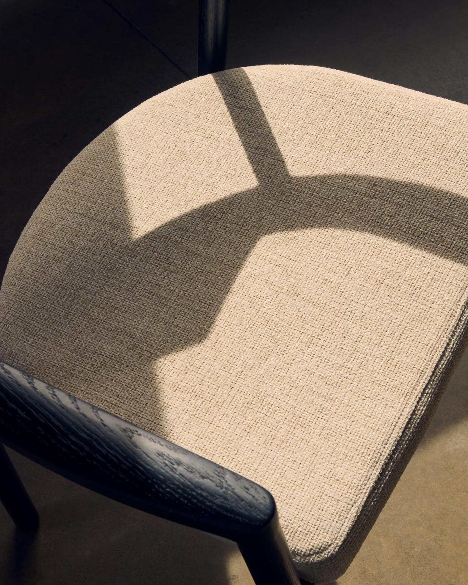 Moderner Alocs Stuhl mit beigem Chenille-Bezug, abnehmbar, aus FSC-zertifizierter massiver Eiche mit schwarzem Finish, elegant.