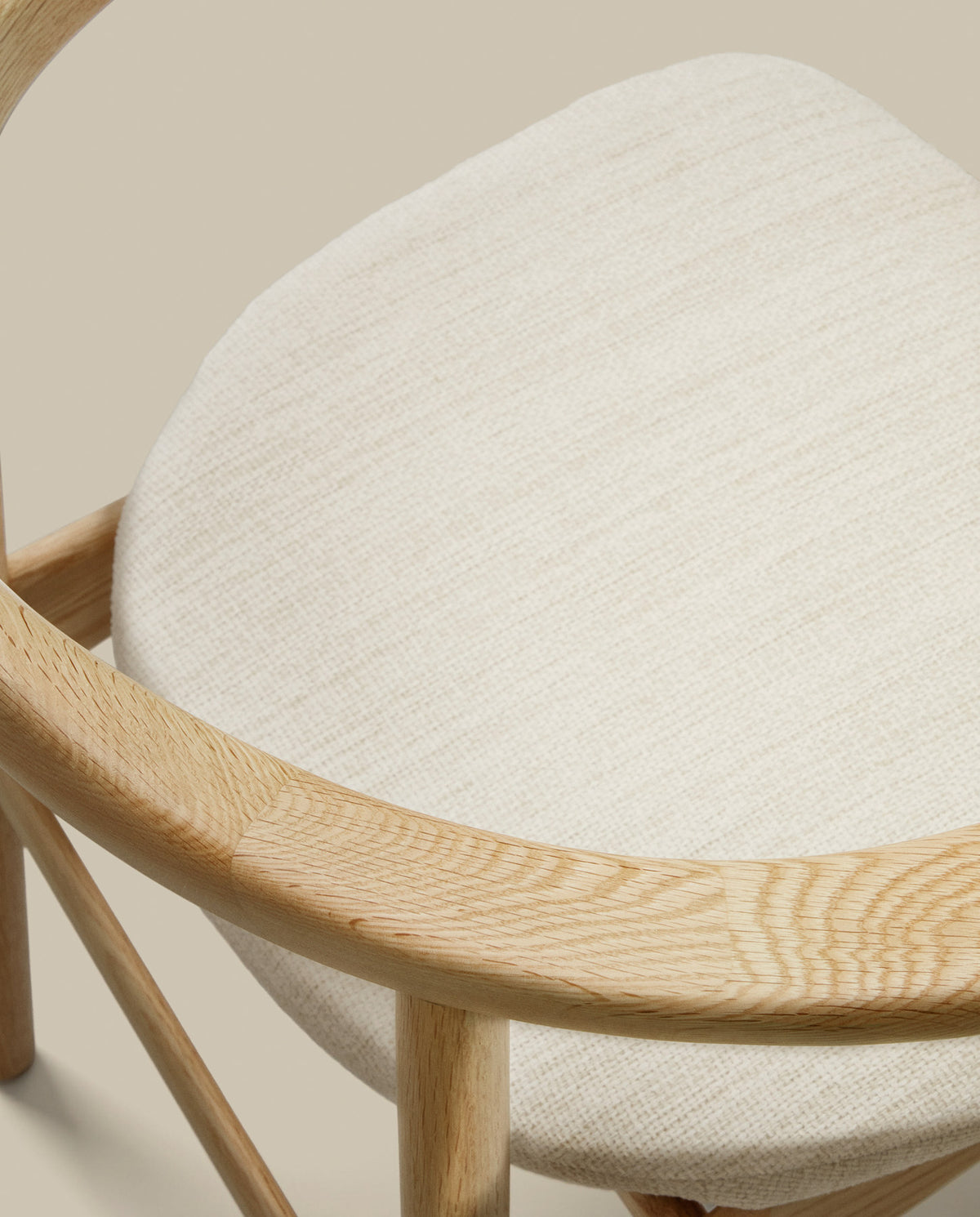 Timons Stuhl abnehmbarer Bezug Chenille beige massive Eiche Natur-Finish FSC Mix Credit in Beige, Natur präsentiert im Onlineshop von KAQTU Design AG. Stuhl ist von Kave Home