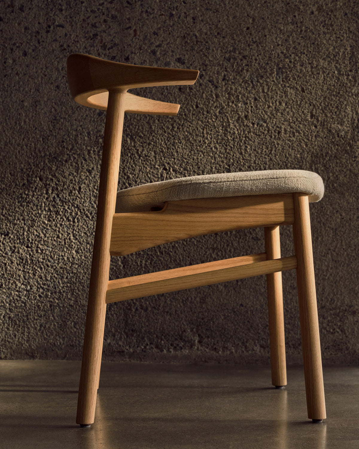 Timons Stuhl abnehmbarer Bezug Chenille beige massive Eiche Natur-Finish FSC Mix Credit in Beige, Natur präsentiert im Onlineshop von KAQTU Design AG. Stuhl ist von Kave Home