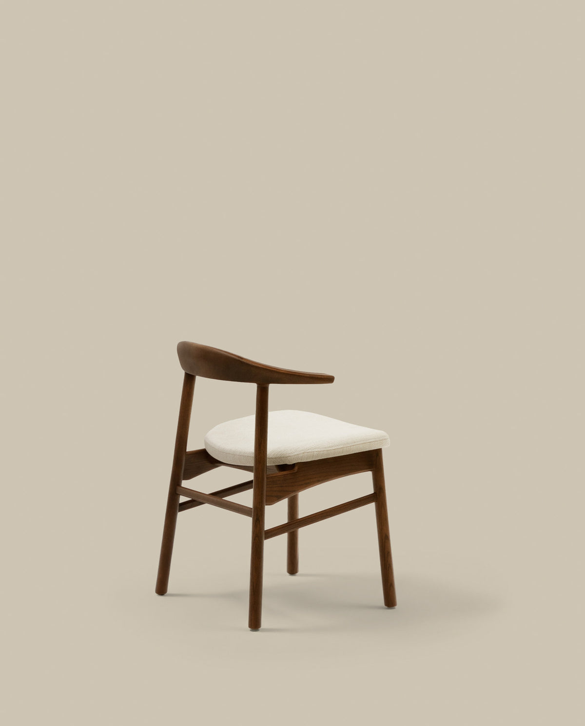 Timons Stuhl abnehmbarer Bezug Chenille beige massive Eiche Nussbaum-Finish FSC Mix Credit in Beige, Braun präsentiert im Onlineshop von KAQTU Design AG. Stuhl ist von Kave Home