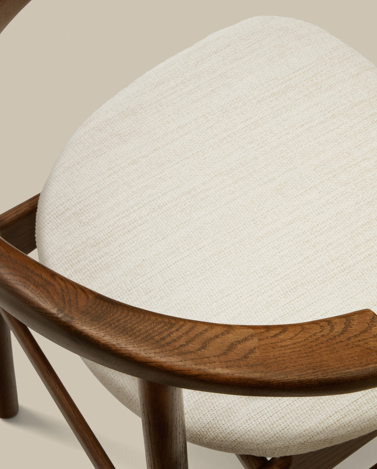 Timons Stuhl abnehmbarer Bezug Chenille beige massive Eiche Nussbaum-Finish FSC Mix Credit in Beige, Braun präsentiert im Onlineshop von KAQTU Design AG. Stuhl ist von Kave Home