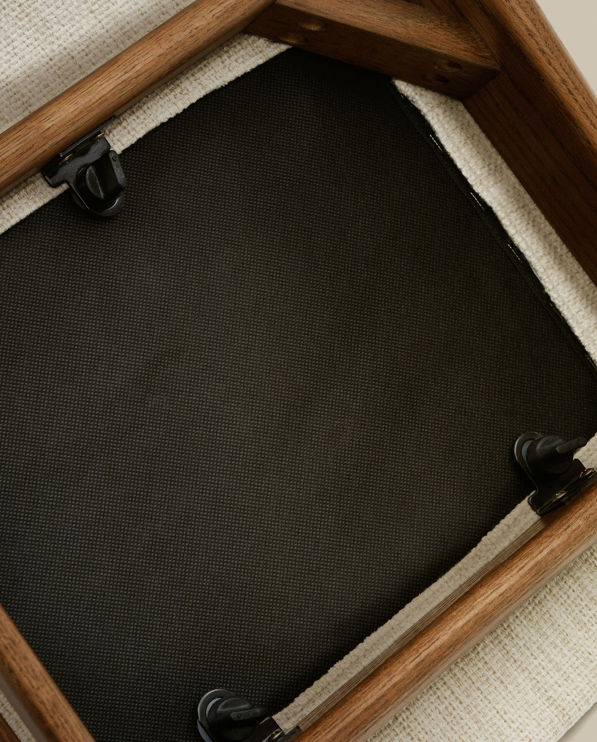 Timons Stuhl abnehmbarer Bezug Chenille beige massive Eiche Nussbaum-Finish FSC Mix Credit in Beige, Braun präsentiert im Onlineshop von KAQTU Design AG. Stuhl ist von Kave Home