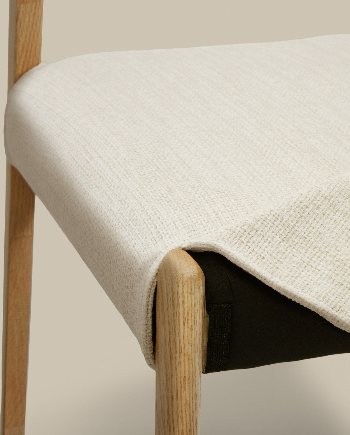 Cudia Stuhl abnehmbarer Bezug Chenille beige massive Eiche Natur-Finish FSC Mix Credit in Beige, Natur präsentiert im Onlineshop von KAQTU Design AG. Stuhl ist von Kave Home