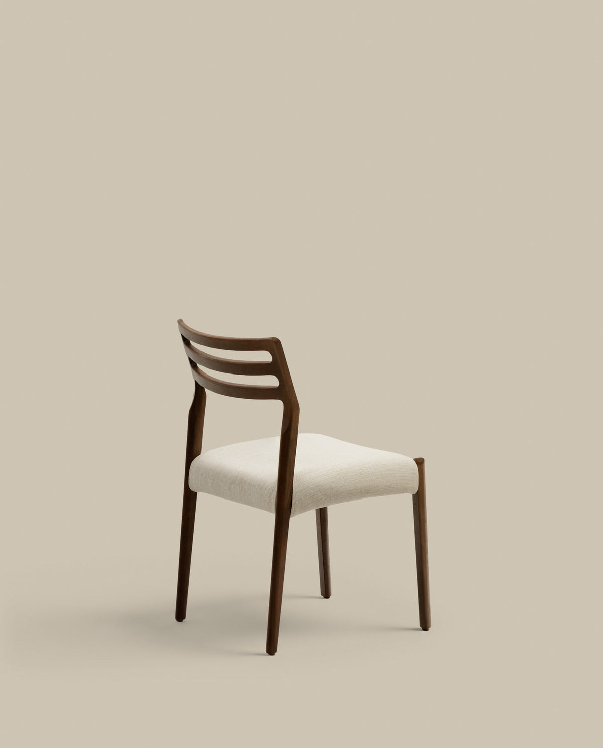 Cudia Stuhl abnehmbarer Bezug Chenille beige massive Eiche Nussbaum-Finish FSC Mix Credit in Beige, Braun präsentiert im Onlineshop von KAQTU Design AG. Stuhl ist von Kave Home