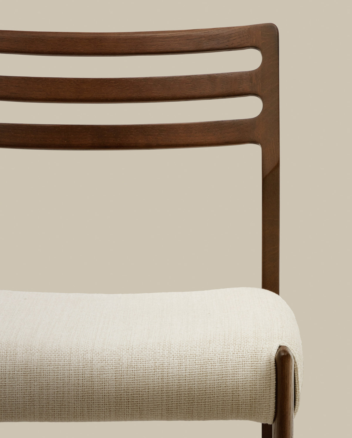 Cudia Stuhl abnehmbarer Bezug Chenille beige massive Eiche Nussbaum-Finish FSC Mix Credit in Beige, Braun präsentiert im Onlineshop von KAQTU Design AG. Stuhl ist von Kave Home