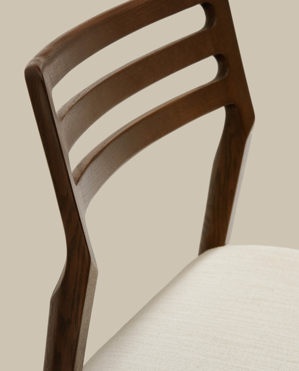 Cudia Stuhl abnehmbarer Bezug Chenille beige massive Eiche Nussbaum-Finish FSC Mix Credit in Beige, Braun präsentiert im Onlineshop von KAQTU Design AG. Stuhl ist von Kave Home