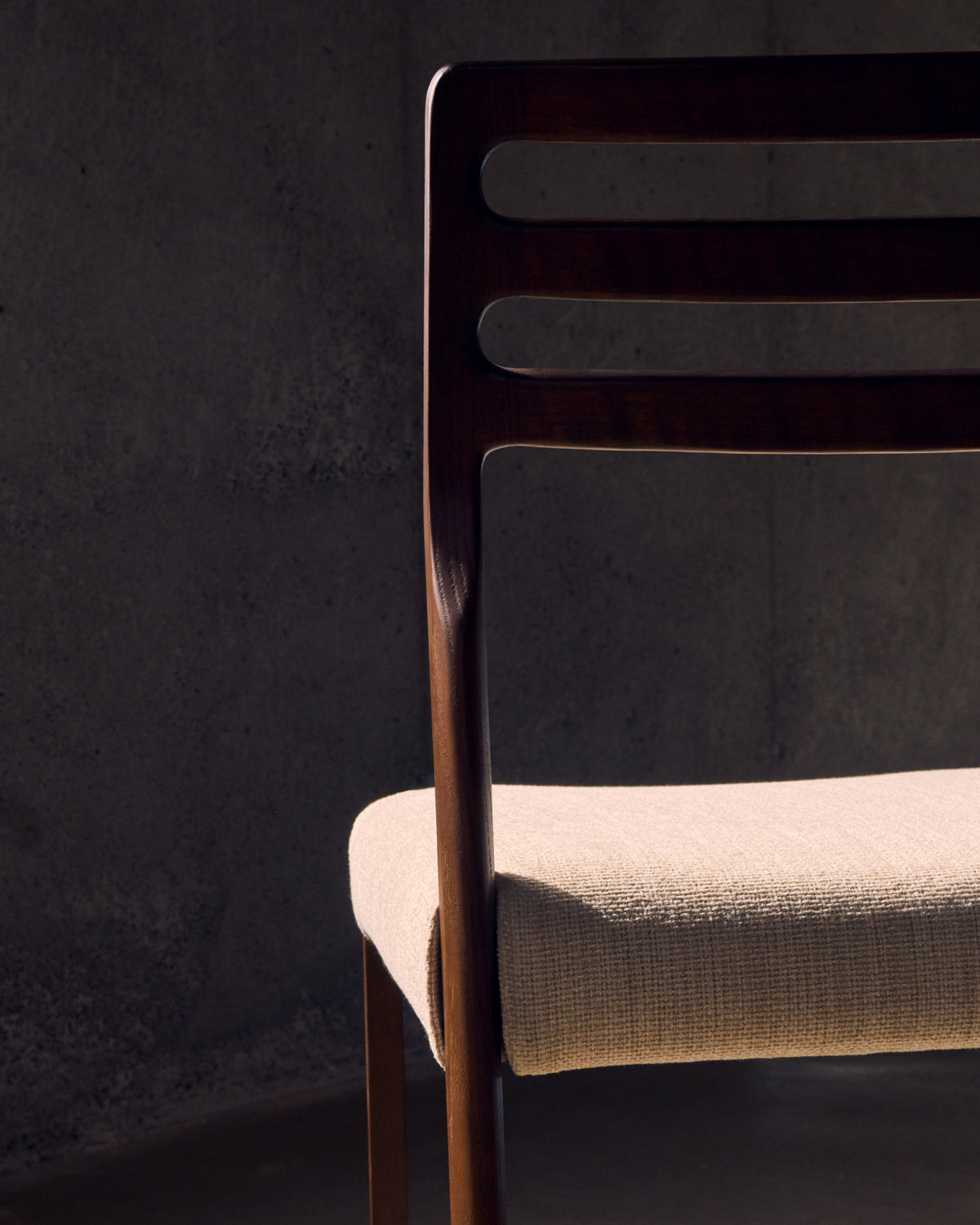 Cudia Stuhl abnehmbarer Bezug Chenille beige massive Eiche Nussbaum-Finish FSC Mix Credit in Beige, Braun präsentiert im Onlineshop von KAQTU Design AG. Stuhl ist von Kave Home