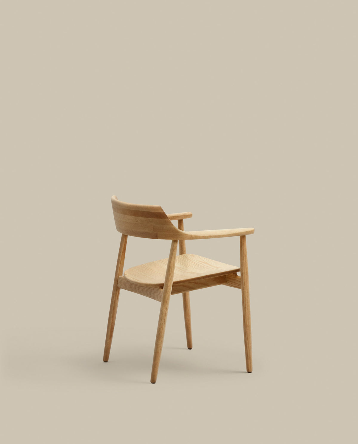 Fondes Stuhl aus massivem Eichenholz mit naturfarbenem Finish FSC Mix Credit in Natur präsentiert im Onlineshop von KAQTU Design AG. Stuhl mit Armlehne ist von Kave Home