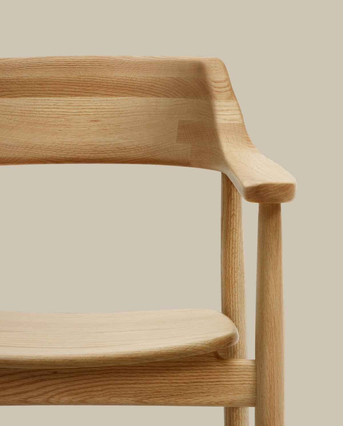 Fondes Stuhl aus massivem Eichenholz mit naturfarbenem Finish FSC Mix Credit in Natur präsentiert im Onlineshop von KAQTU Design AG. Stuhl mit Armlehne ist von Kave Home