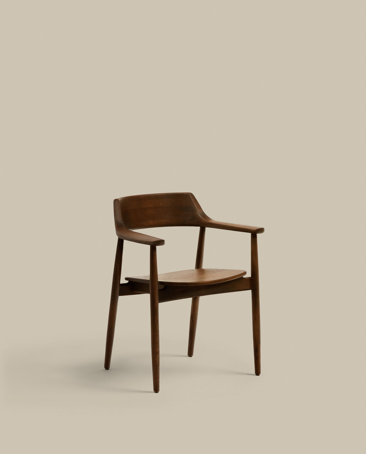 Fondes Stuhl aus massivem Eichenholz mit Nussbaum-Finish FSC Mix Credit in Braun präsentiert im Onlineshop von KAQTU Design AG. Stuhl ist von Kave Home