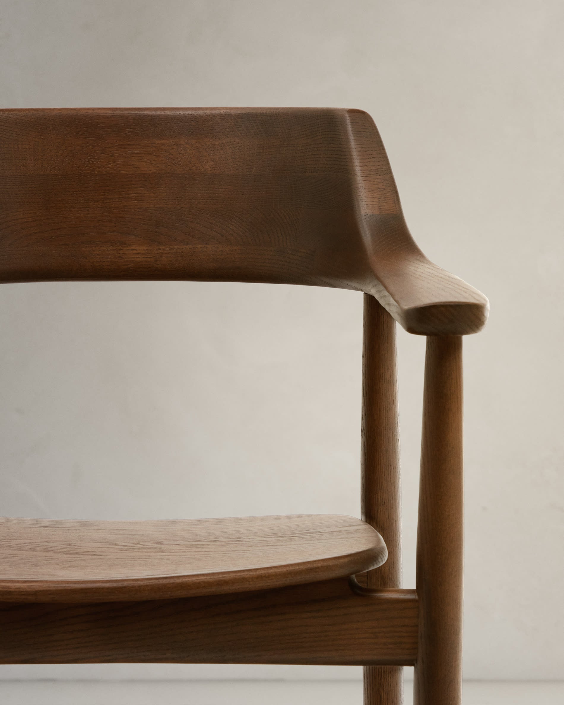 Eleganter Fondes Stuhl aus massivem Eichenholz mit edlem Nussbaum-Finish, ideal für nachhaltige und stilvolle Einrichtungslösungen.
