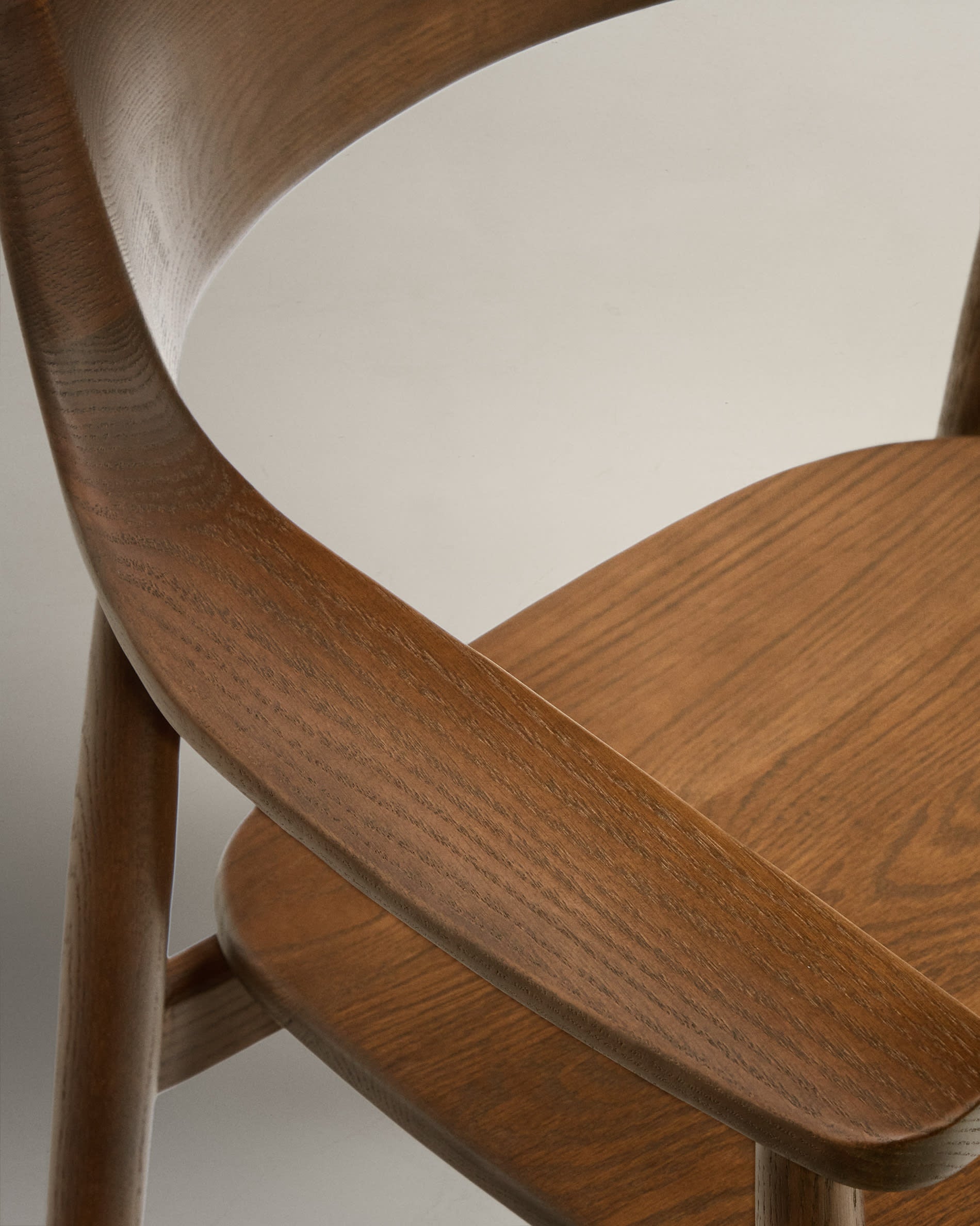 Hochwertiger Fondes Stuhl aus robustem Eichenholz mit warmem Nussbaum-Finish, perfekt für stilvolle und nachhaltige Wohnkonzepte.