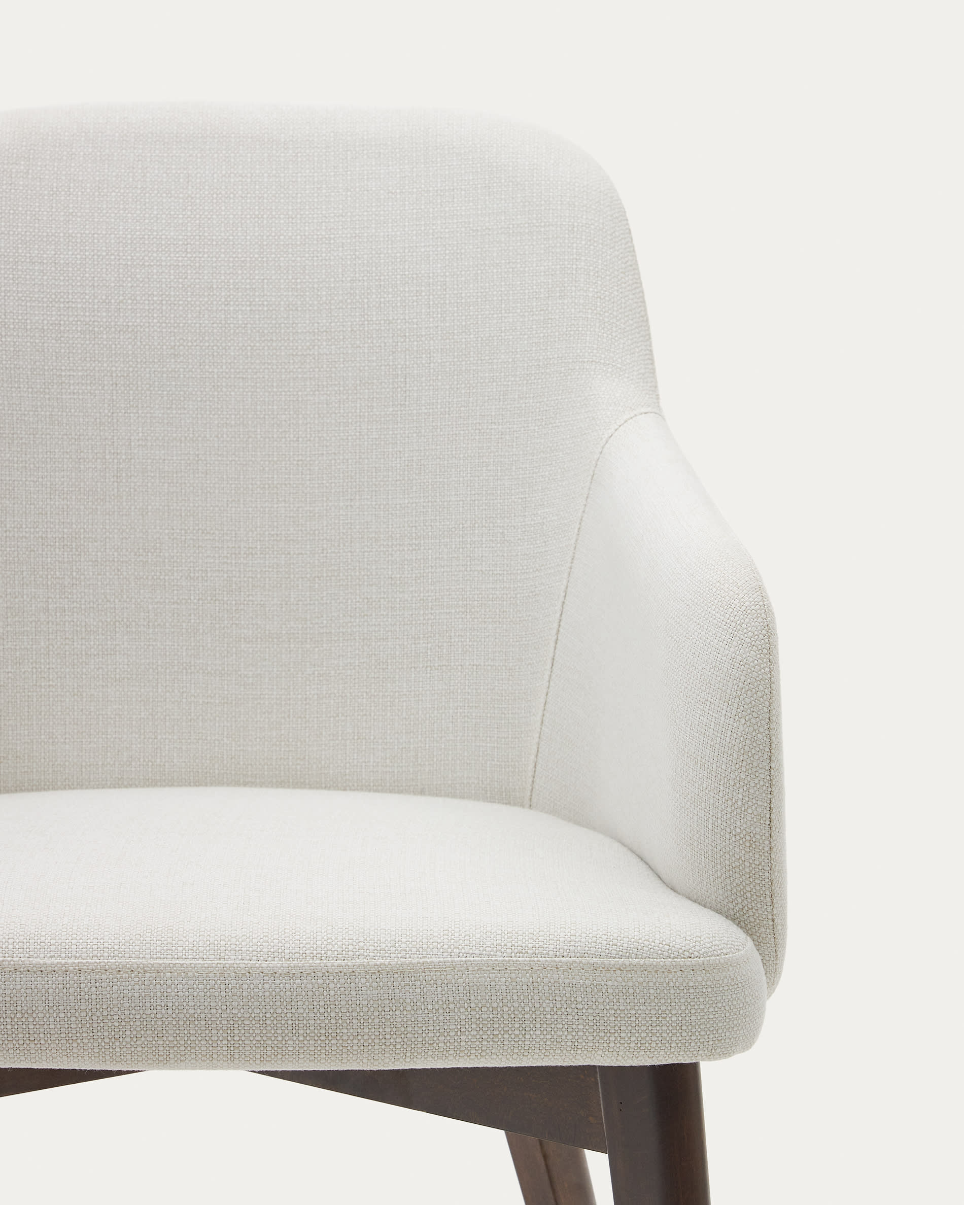 Eleganter Nelida Stuhl aus beiger Chenille und FSC-zertifiziertem Buchenholz mit edlem Nussbaum-Finish von Kave Home.