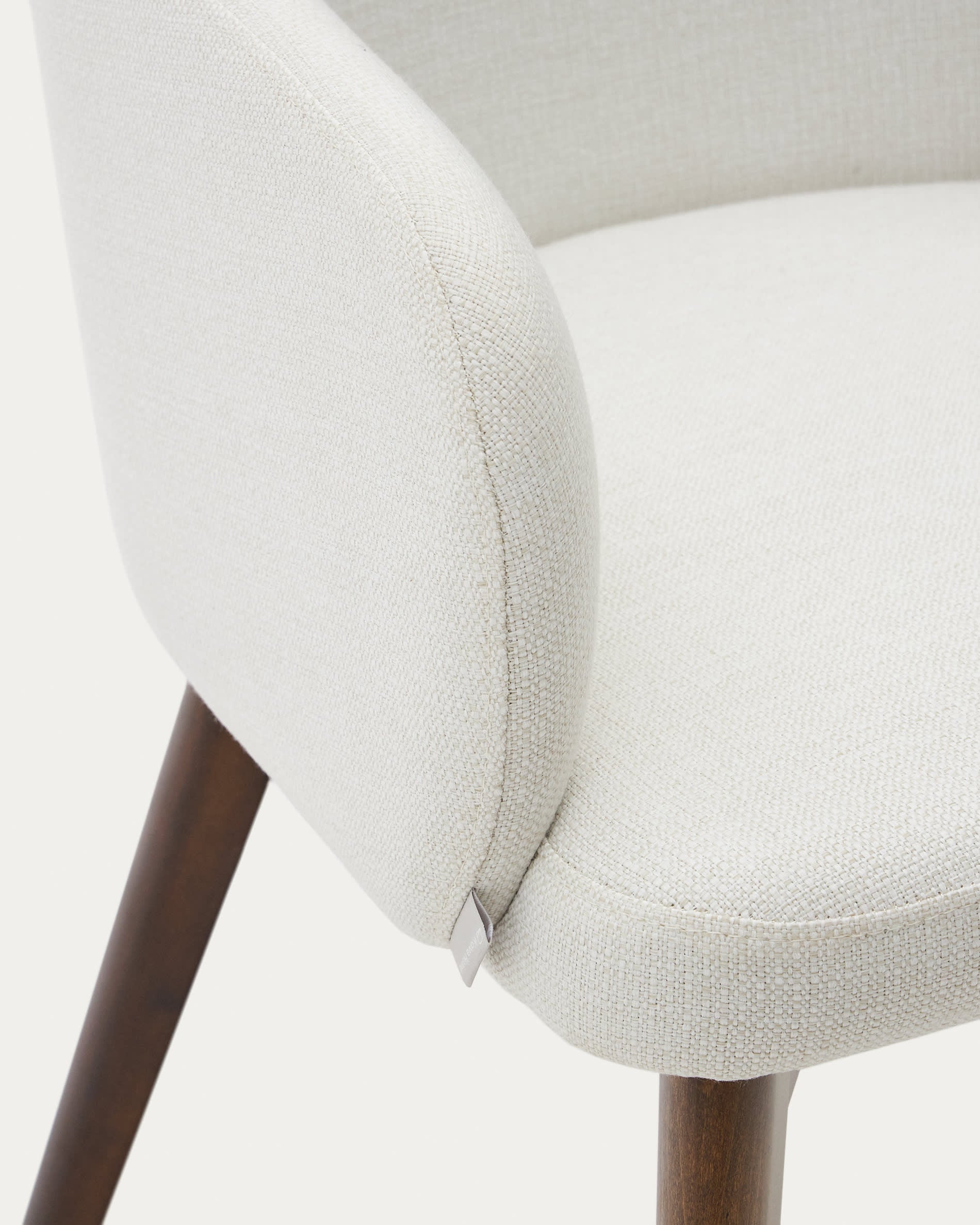 Eleganter Nelida Stuhl aus beiger Chenille und massivem Buchenholz mit Nussbaum-Finish. Ideal für stilvolle und nachhaltige Wohnräume.