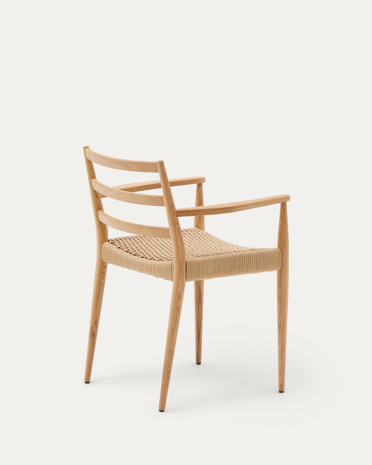 Analy Stuhl mit Armlehnen aus massivem Eichenholz mit naturfarbenem Finish und Seilsitz FSC Mix Credit in Natur präsentiert im Onlineshop von KAQTU Design AG. Stuhl mit Armlehne ist von Kave Home