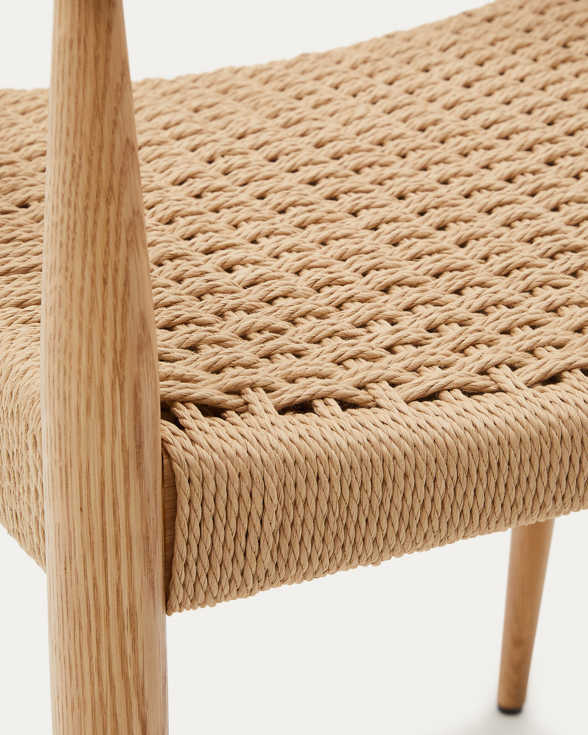 Analy Stuhl mit Armlehnen aus massivem Eichenholz mit naturfarbenem Finish und Seilsitz FSC Mix Credit in Natur präsentiert im Onlineshop von KAQTU Design AG. Stuhl mit Armlehne ist von Kave Home