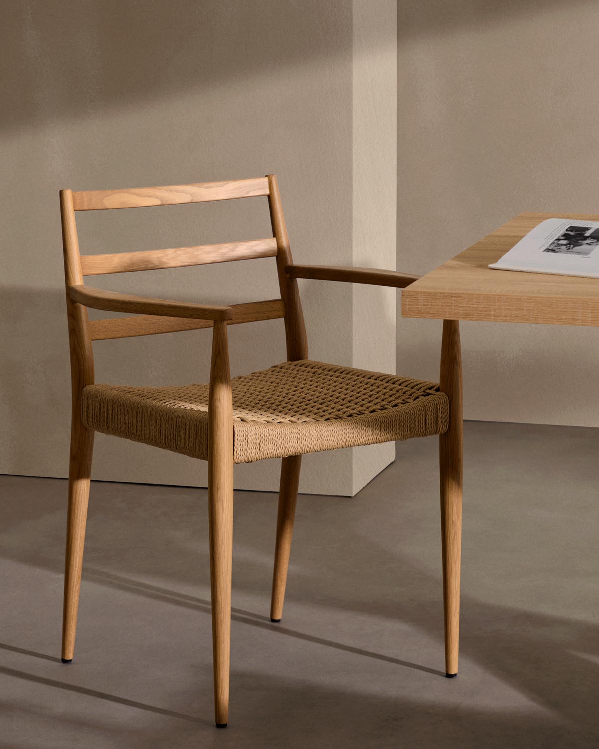 Analy chair with armrests made of solid oak, natural finish, FSC 100% rope seat