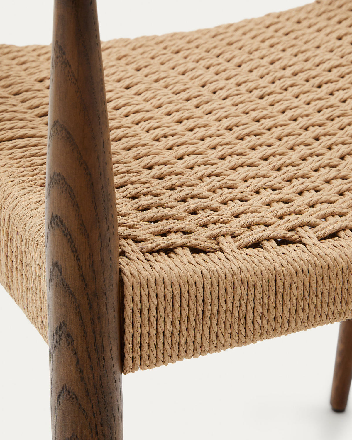 Analy Stuhl mit Armlehnen aus massivem Eichenholz mit Nussbaum-Finish und Seilsitz FSC Mix Credit in Natur, Braun präsentiert im Onlineshop von KAQTU Design AG. Stuhl mit Armlehne ist von Kave Home