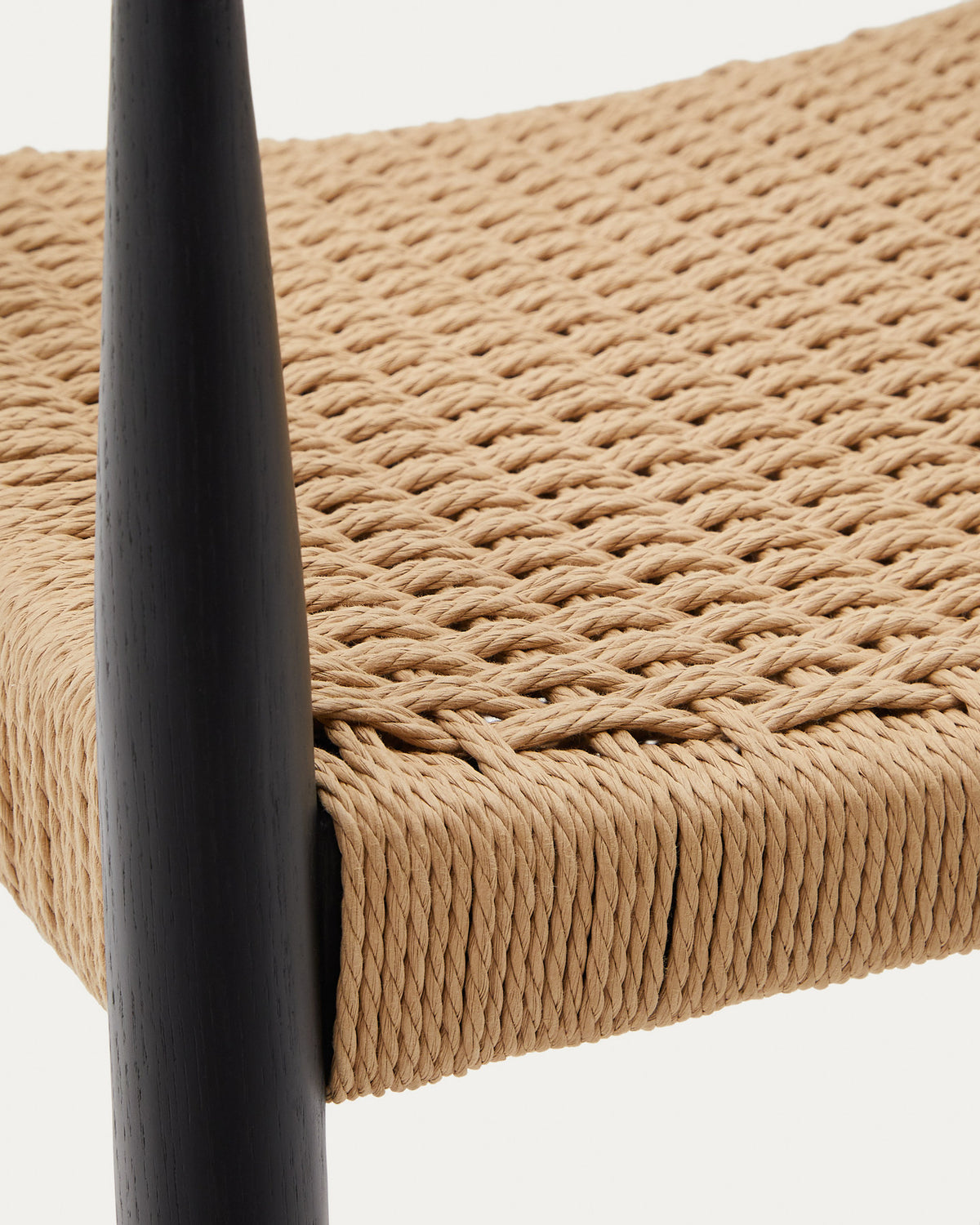 Analy Stuhl mit Armlehnen aus massivem Eichenholz mit schwarzem Finish und Seilsitz FSC Mix Credit in Schwarz, Natur präsentiert im Onlineshop von KAQTU Design AG. Stuhl mit Armlehne ist von Kave Home