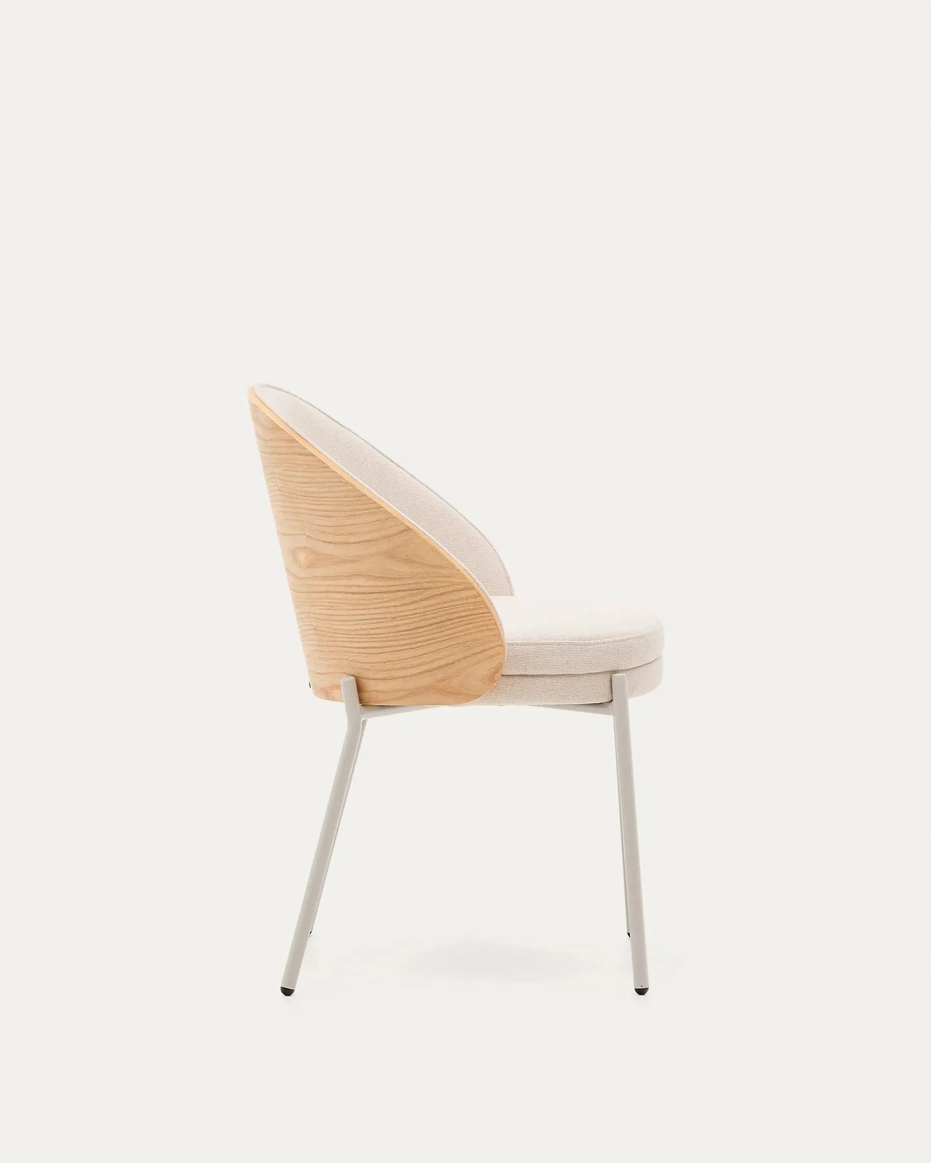Eleganter Stuhl Eamy mit beigem Chenille-Bezug, natürlichem Eschenfurnier und beigen Metallbeinen, ideal für moderne Wohnräume.