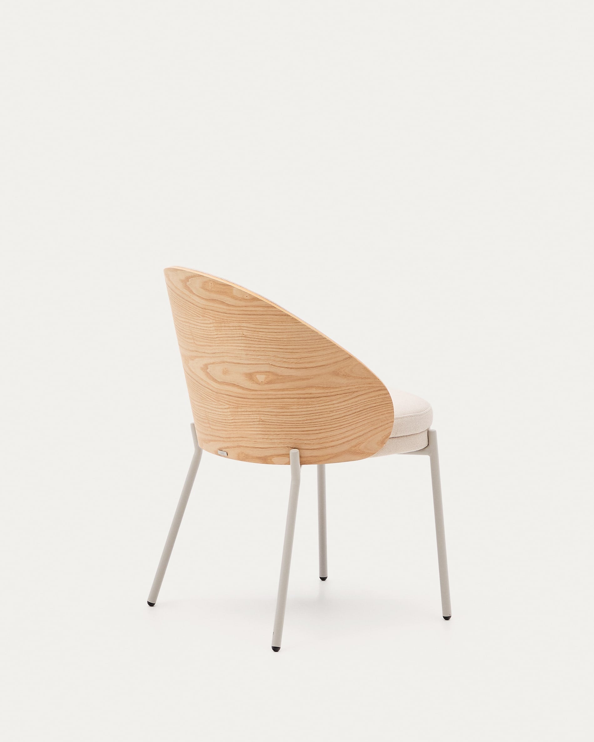 Moderner Stuhl Eamy mit beigem Chenille-Stoff, Eschenfurnier in Natur und beigen Metallbeinen, perfekt für stilvolle Einrichtungen.