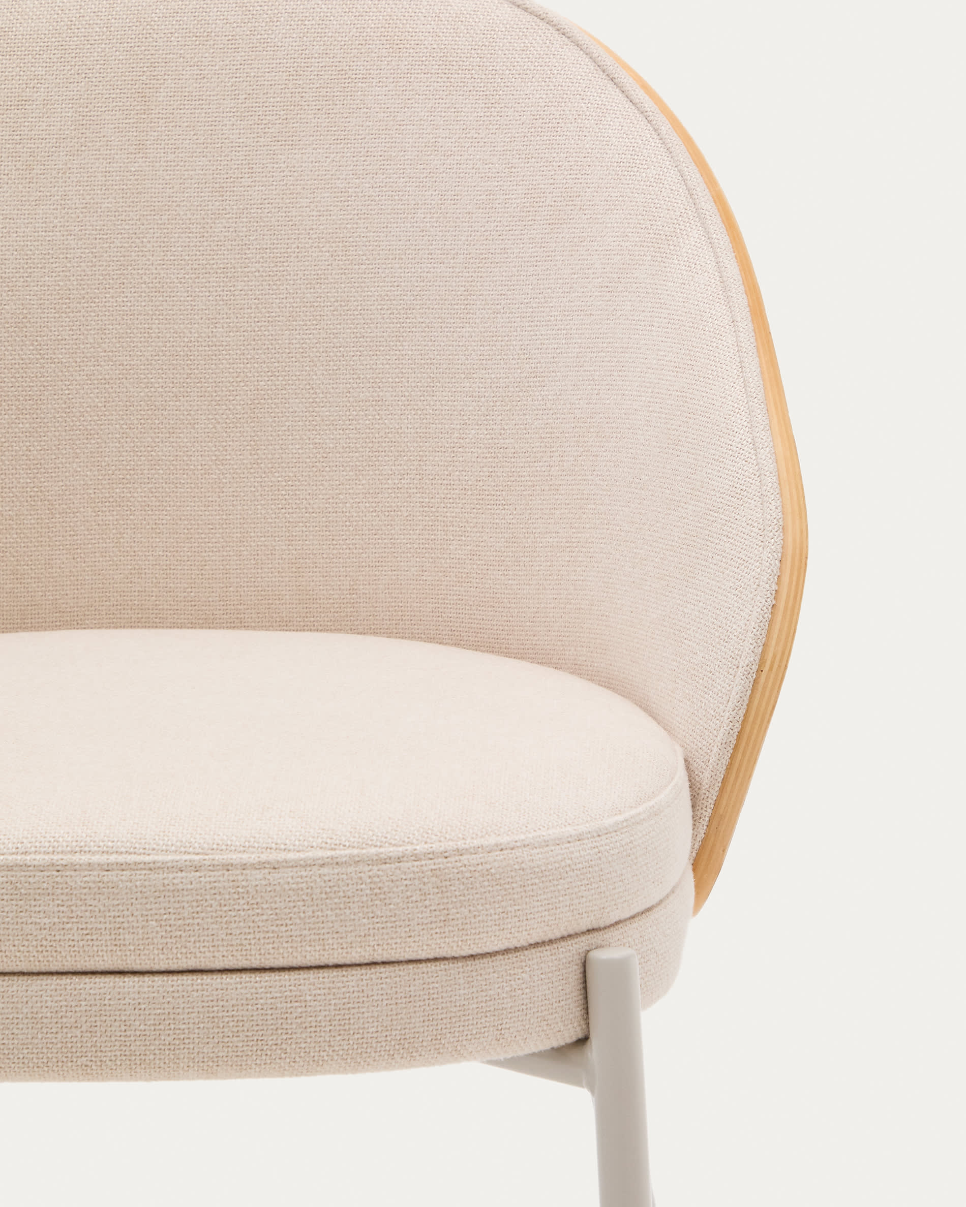 Eleganter Stuhl Eamy mit beigem Chenille-Bezug, natürlichem Eschenfurnier und beigen Metallbeinen, ideal für moderne Wohnräume.