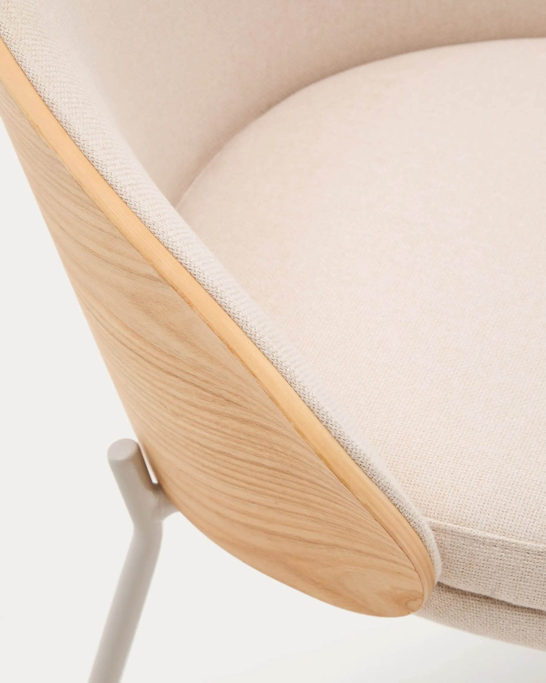 Moderner Stuhl Eamy mit beigem Chenille-Stoff, Eschenfurnier in Natur und beigen Metallbeinen, perfekt für stilvolle Räume.