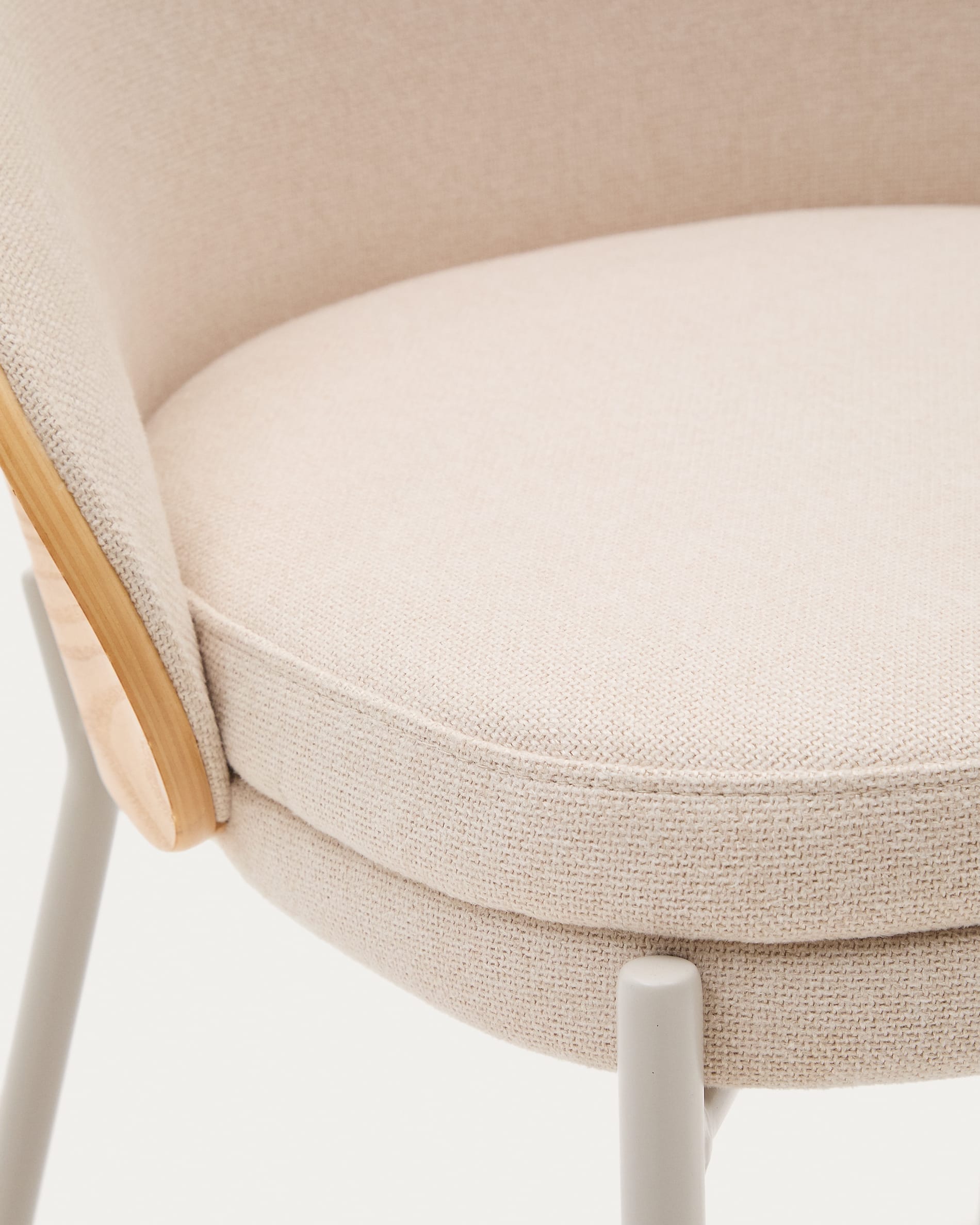 Moderner Stuhl Eamy mit beigem Chenille-Stoff, Eschenfurnier in Natur und beigen Metallbeinen, perfekt für stilvolle Einrichtungen.