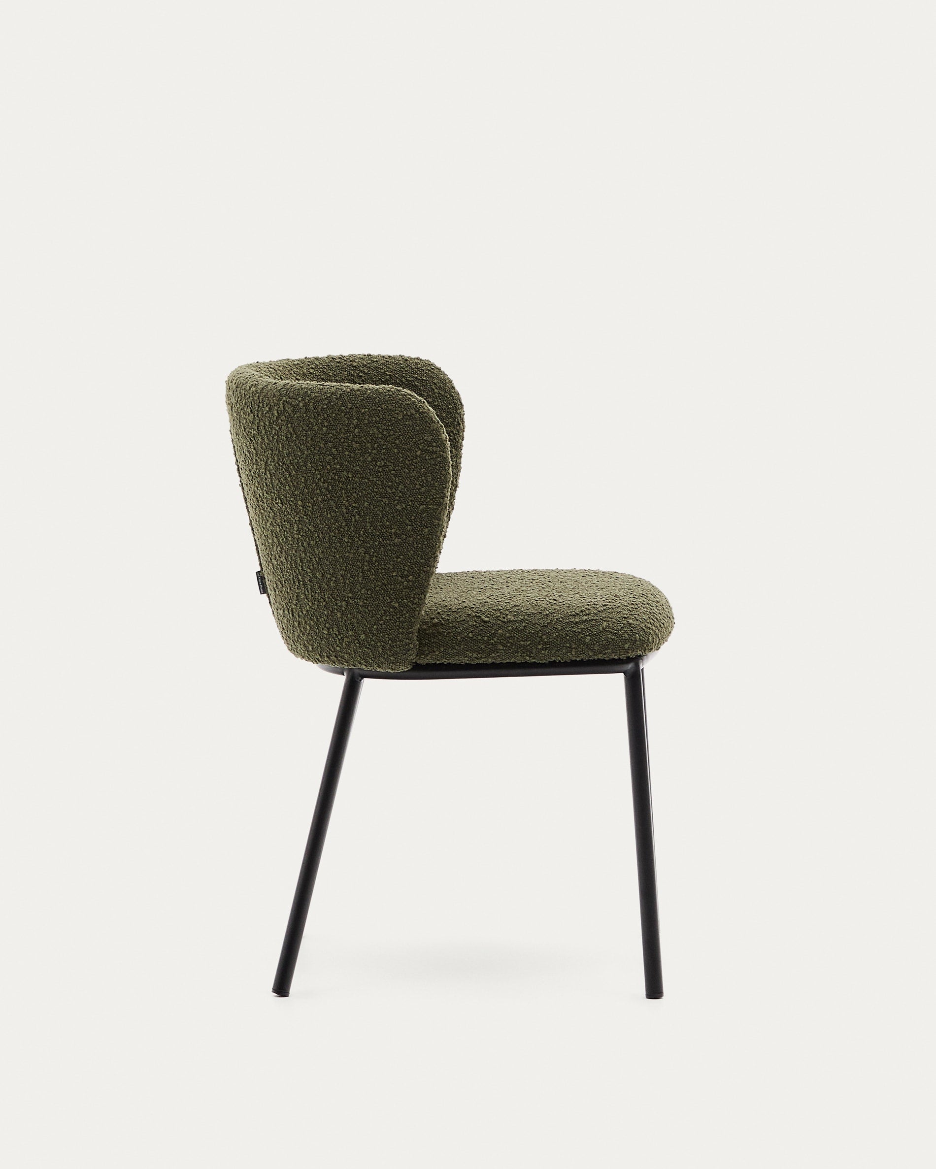 Eleganter Stuhl Ciselia mit grünem Bouclé-Bezug und schwarzem Stahlgestell, nachhaltig mit FSC Mix Credit.