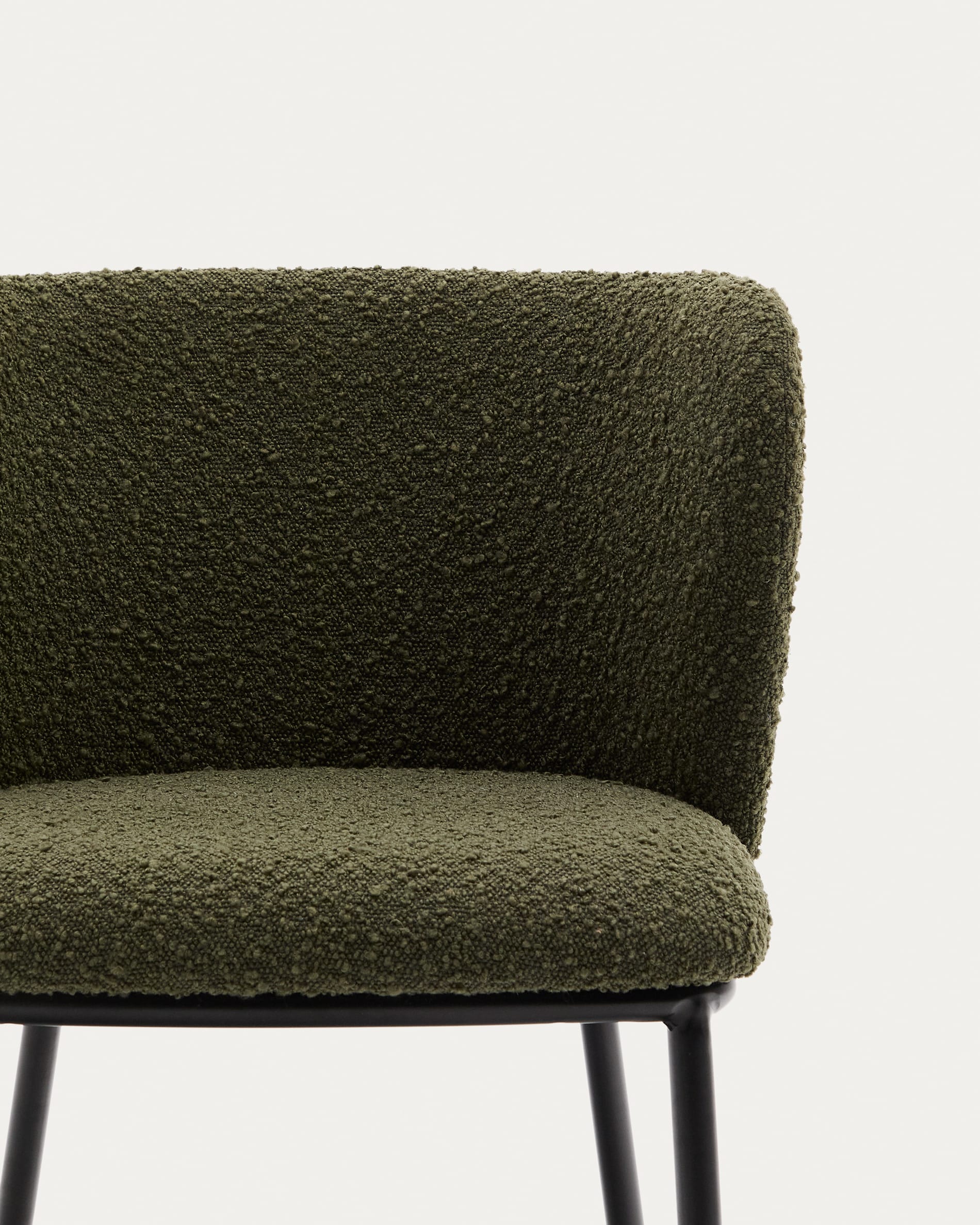 Eleganter Stuhl Ciselia aus grünem Bouclé und robustem schwarzem Stahl, vereint Stil und Nachhaltigkeit für Ihr Zuhause.