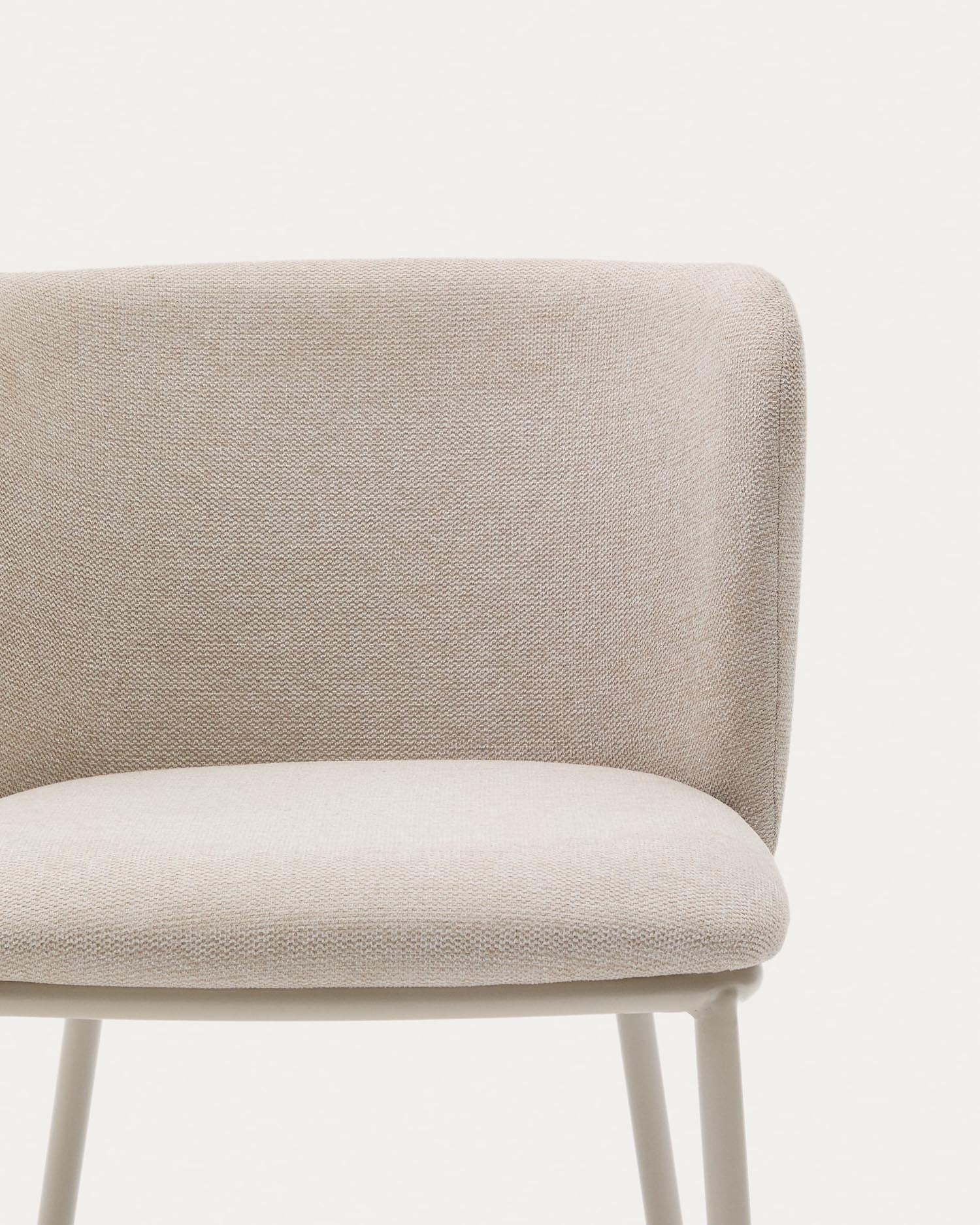 Eleganter Ciselia-Stuhl aus beigem Chenille und robustem Stahl, ideal für stilvolle und nachhaltige Einrichtungslösungen.