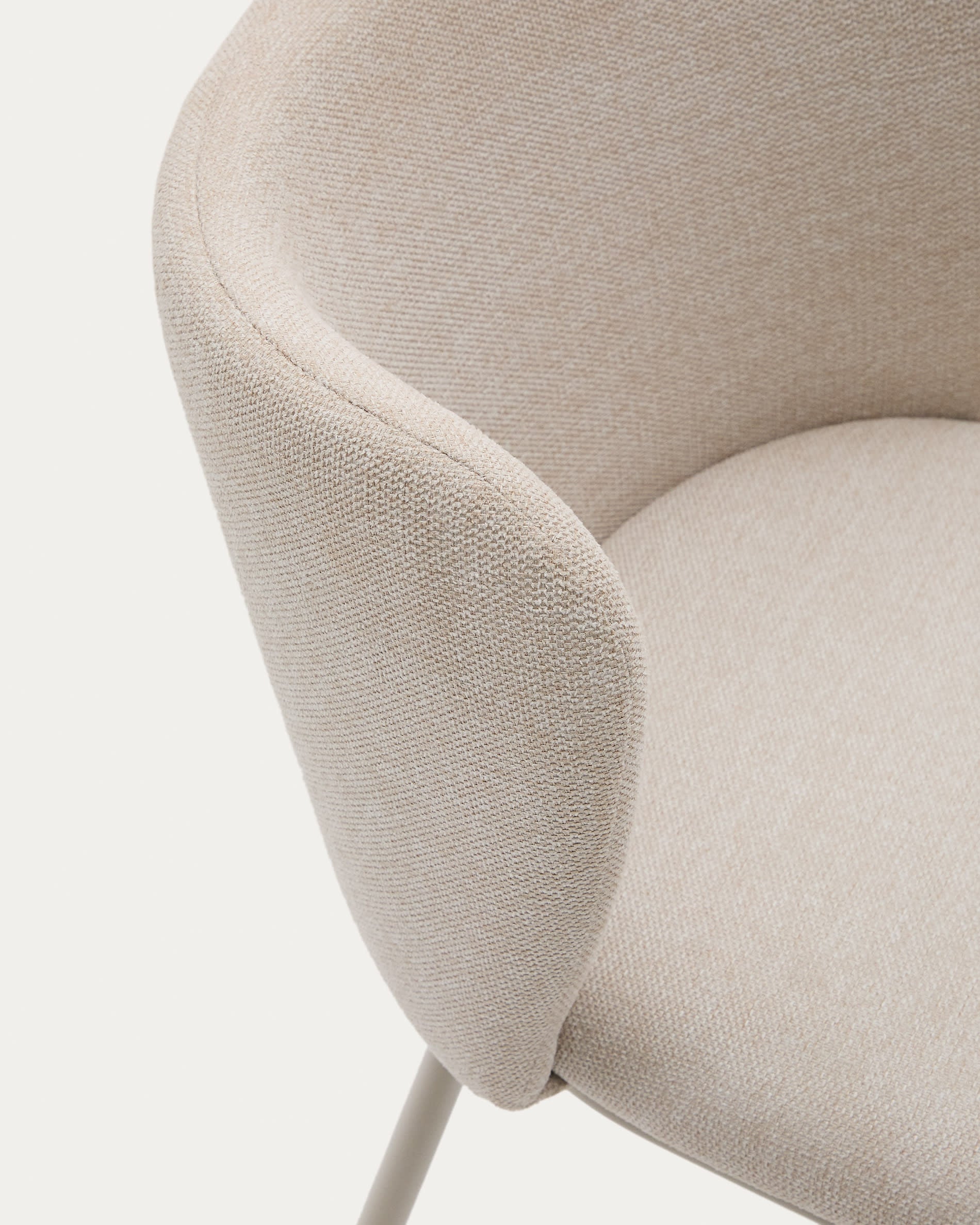 Moderner Ciselia-Stuhl aus weichem Chenille und langlebigem Stahl, perfekt für einladende Wohnräume und umweltbewusste Designs.
