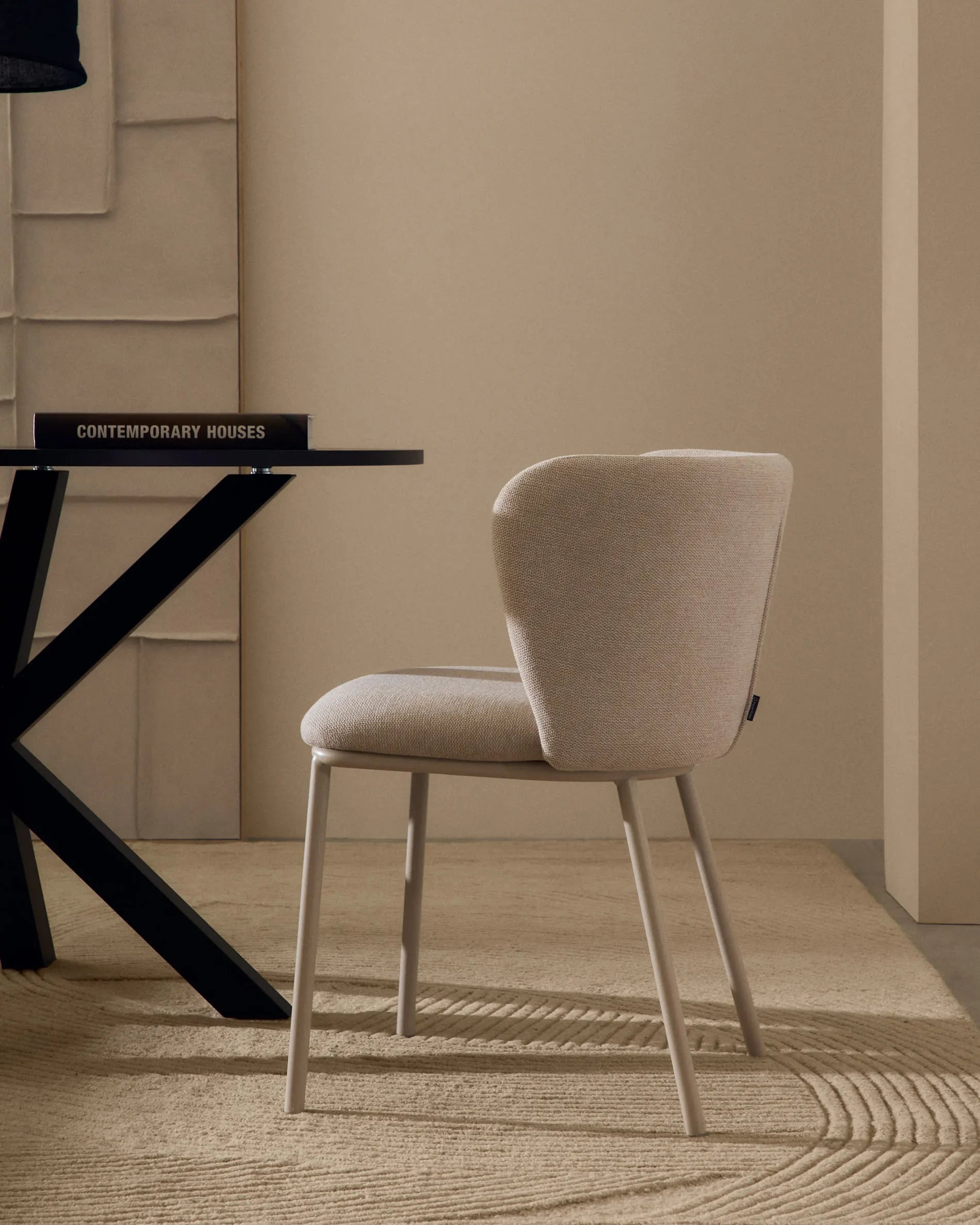 Der Ciselia-Stuhl vereint weiches Chenille und nachhaltigen Stahl in Beige, bietet Komfort und Stil für jeden Raum.