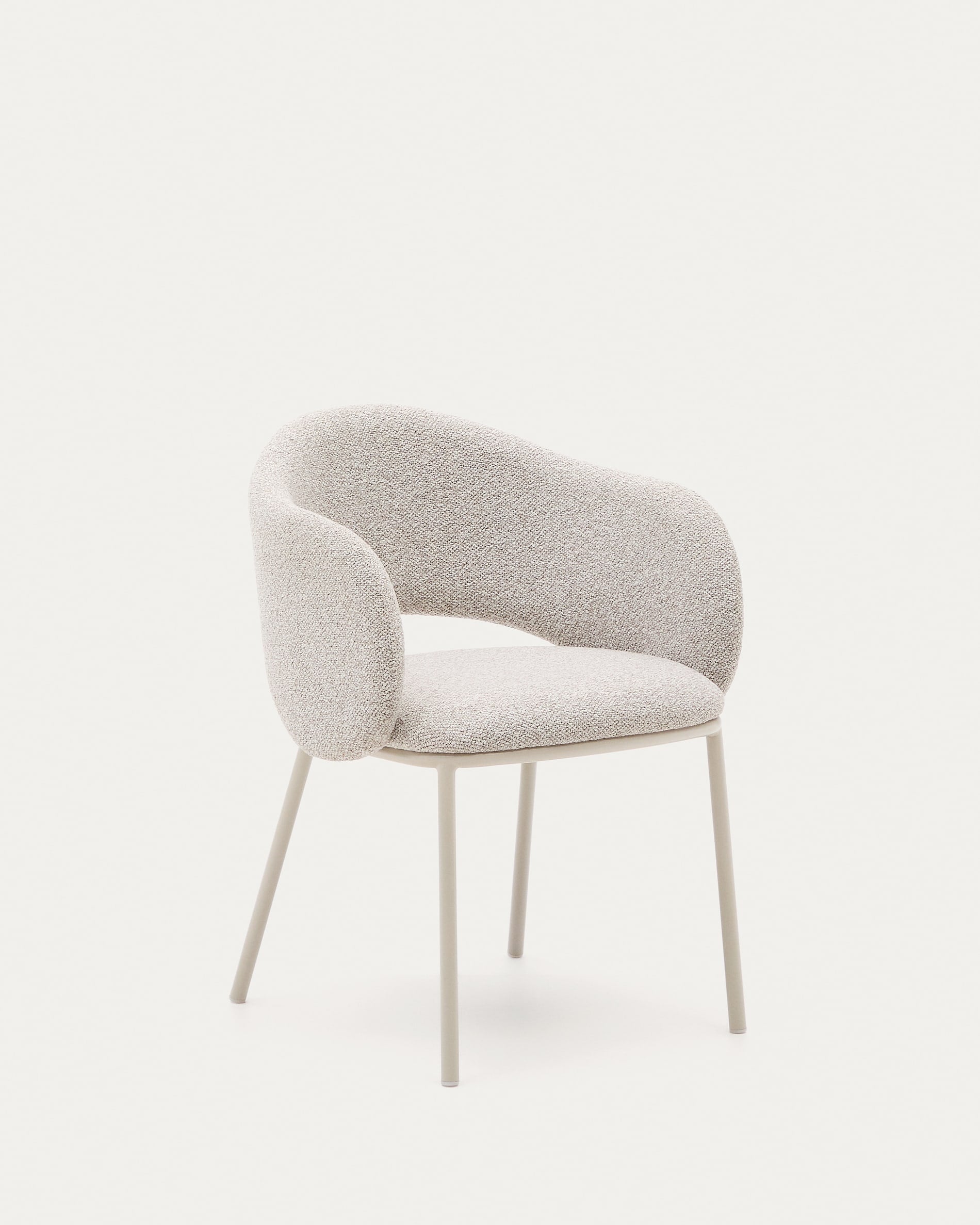 Eleganter Stuhl Maina mit beigem Chenille-Bezug und stabilen Stahlbeinen, FSC-zertifiziert, von Kave Home.