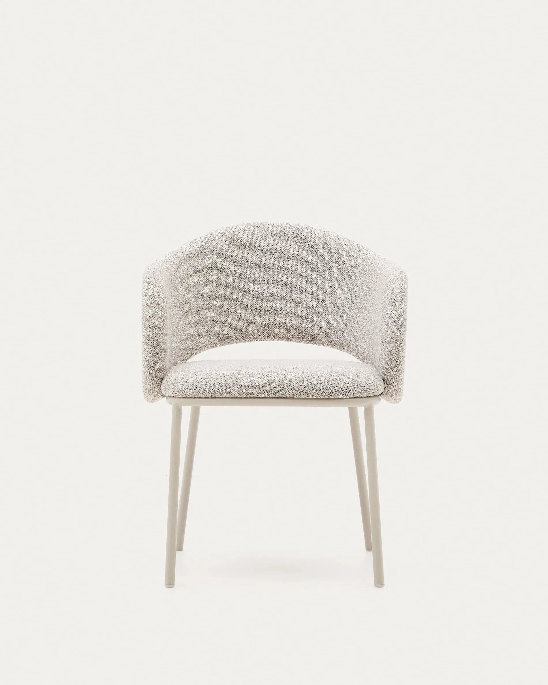 Eleganter Stuhl Maina mit beigem Chenille-Bezug, beigen Stahlbeinen und FSC-zertifiziert, ideal für stilvolles Wohnen.