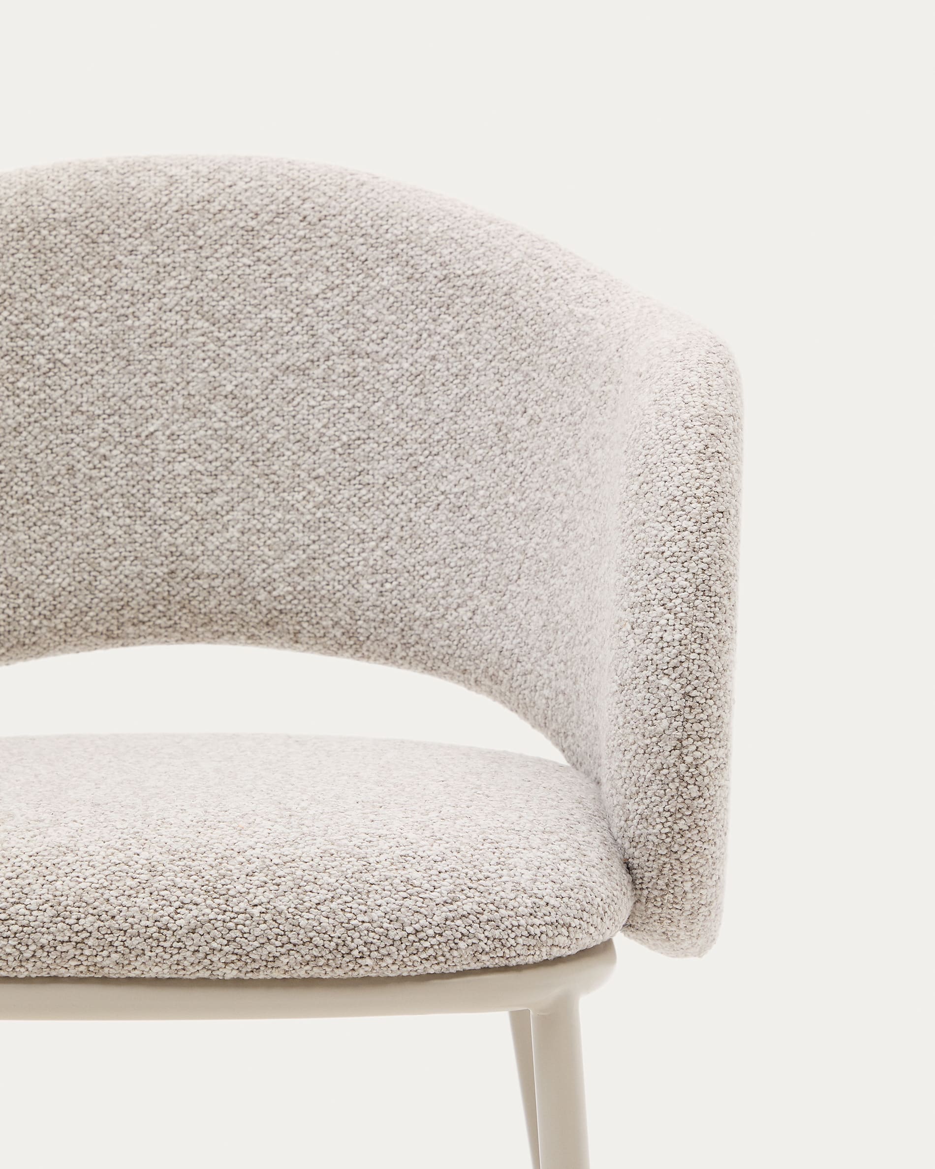 Stuhl Maina: Beiger Chenille-Stoff, beigen Stahlbeinen, FSC-zertifiziert, stilvoll und nachhaltig für modernes Wohnen.