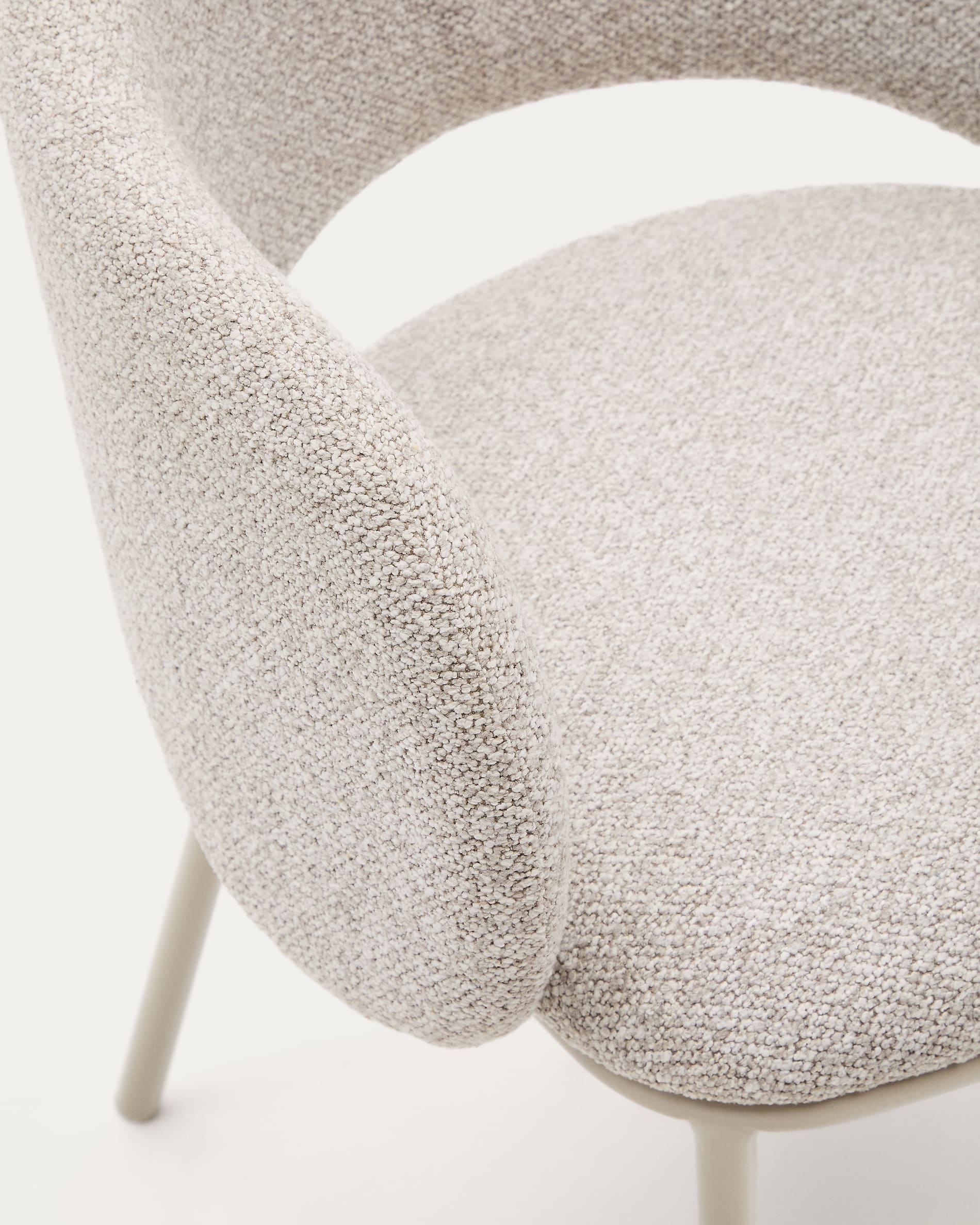 Eleganter Stuhl Maina mit beigem Chenille-Bezug, beigen Stahlbeinen und FSC-zertifiziert, ideal für stilvolles Wohnen.