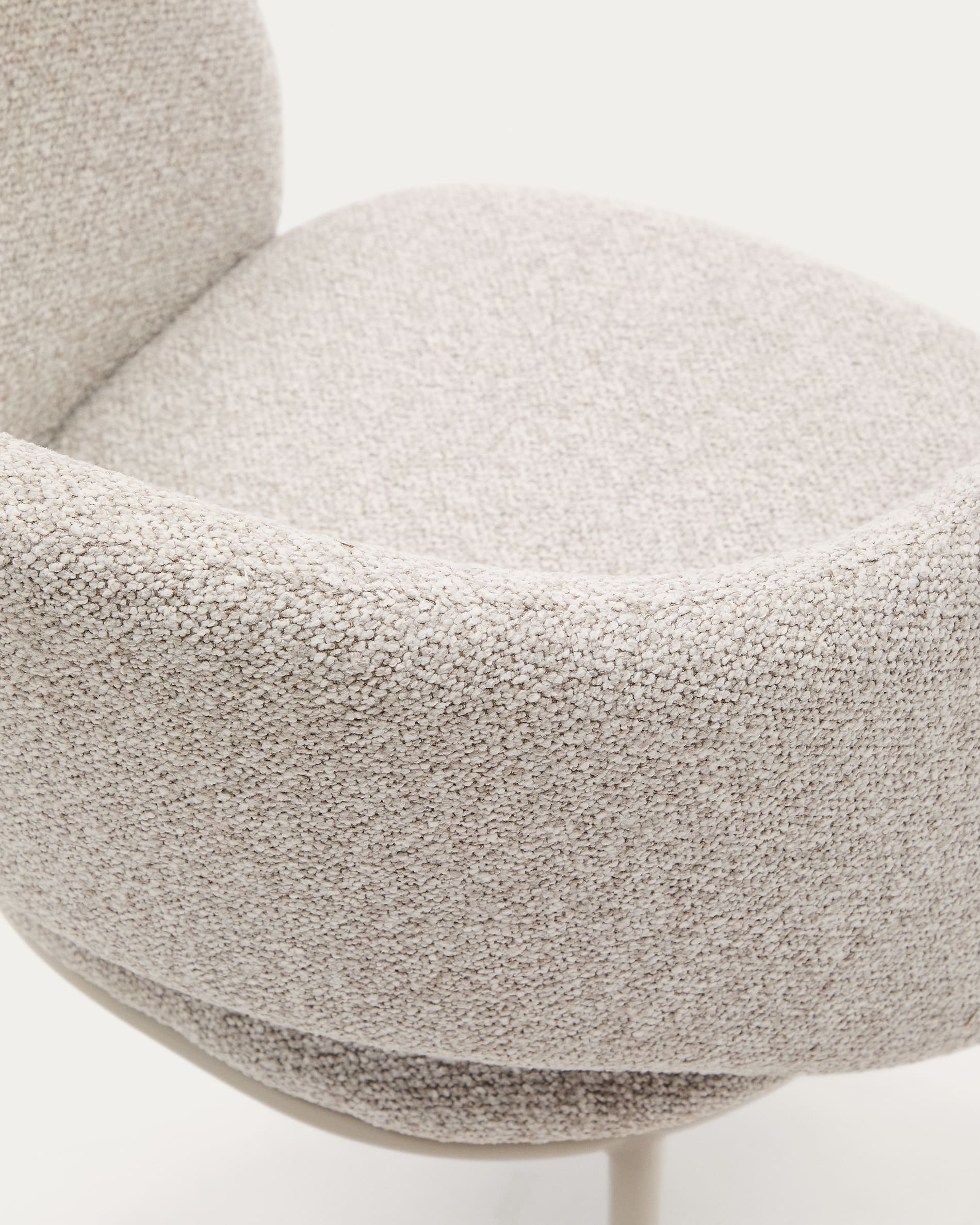 Stuhl Maina: Beiger Chenille-Stoff, beigen Stahlbeinen, FSC-zertifiziert, stilvoll und nachhaltig für modernes Wohnen.