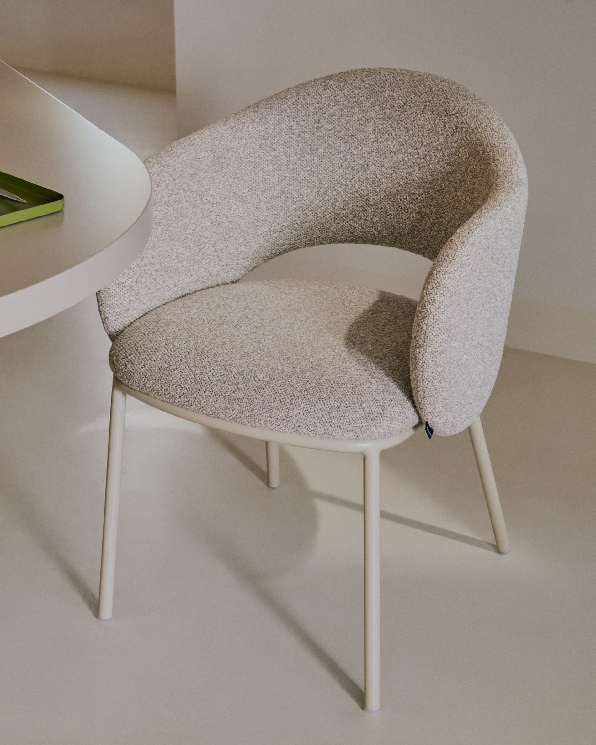 Stuhl Maina: Beiger Chenille-Bezug, Stahlbeine mit beigem Finish, FSC-zertifiziert, stilvoll und nachhaltig von Kave Home.