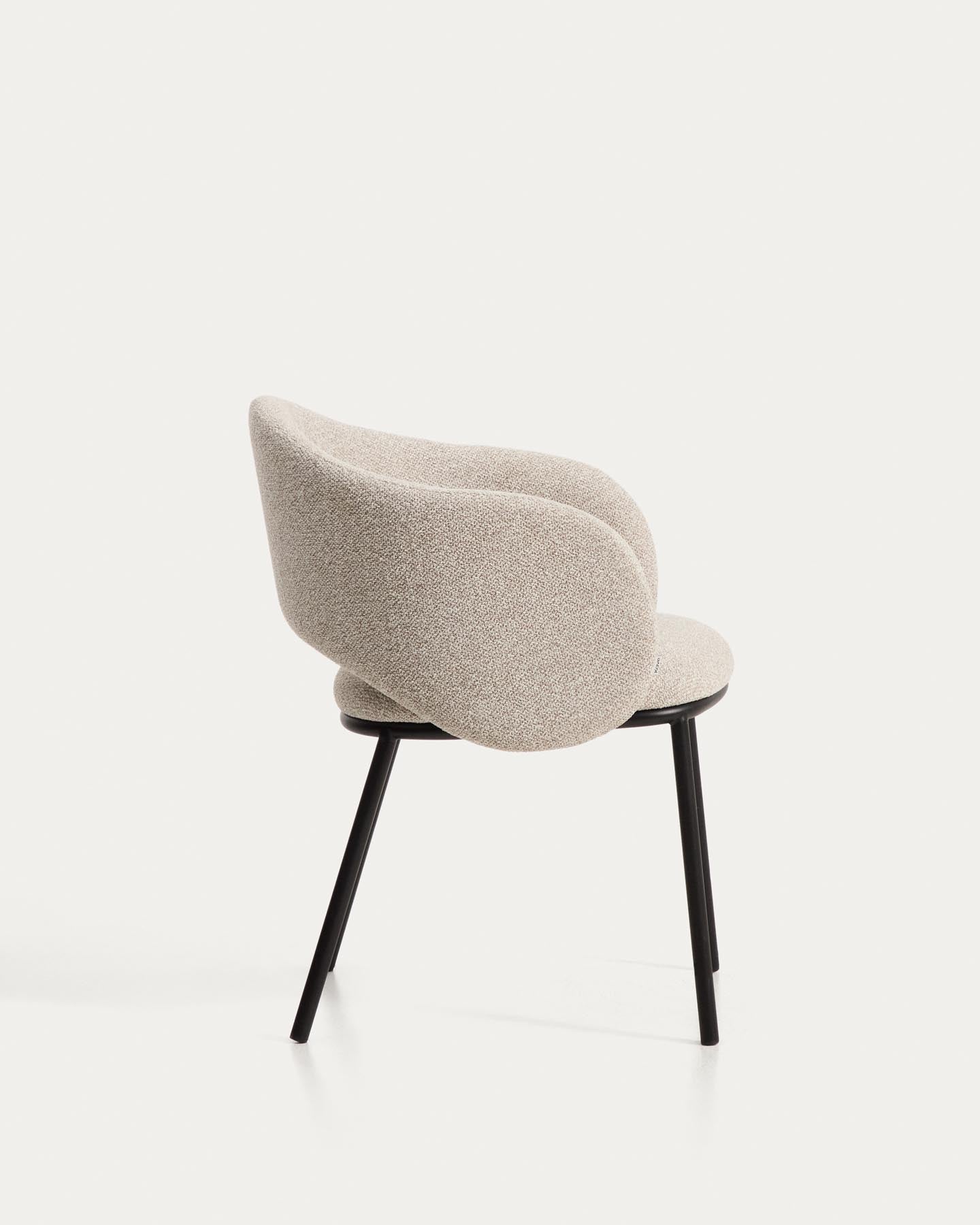 Maina Stuhl aus dicker beigefarbener Chenille mit schwarzen Stahlbeinen mit schwarzer Beschichtung FSC Mix Credit in Beige präsentiert im Onlineshop von KAQTU Design AG. Stuhl ist von Kave Home