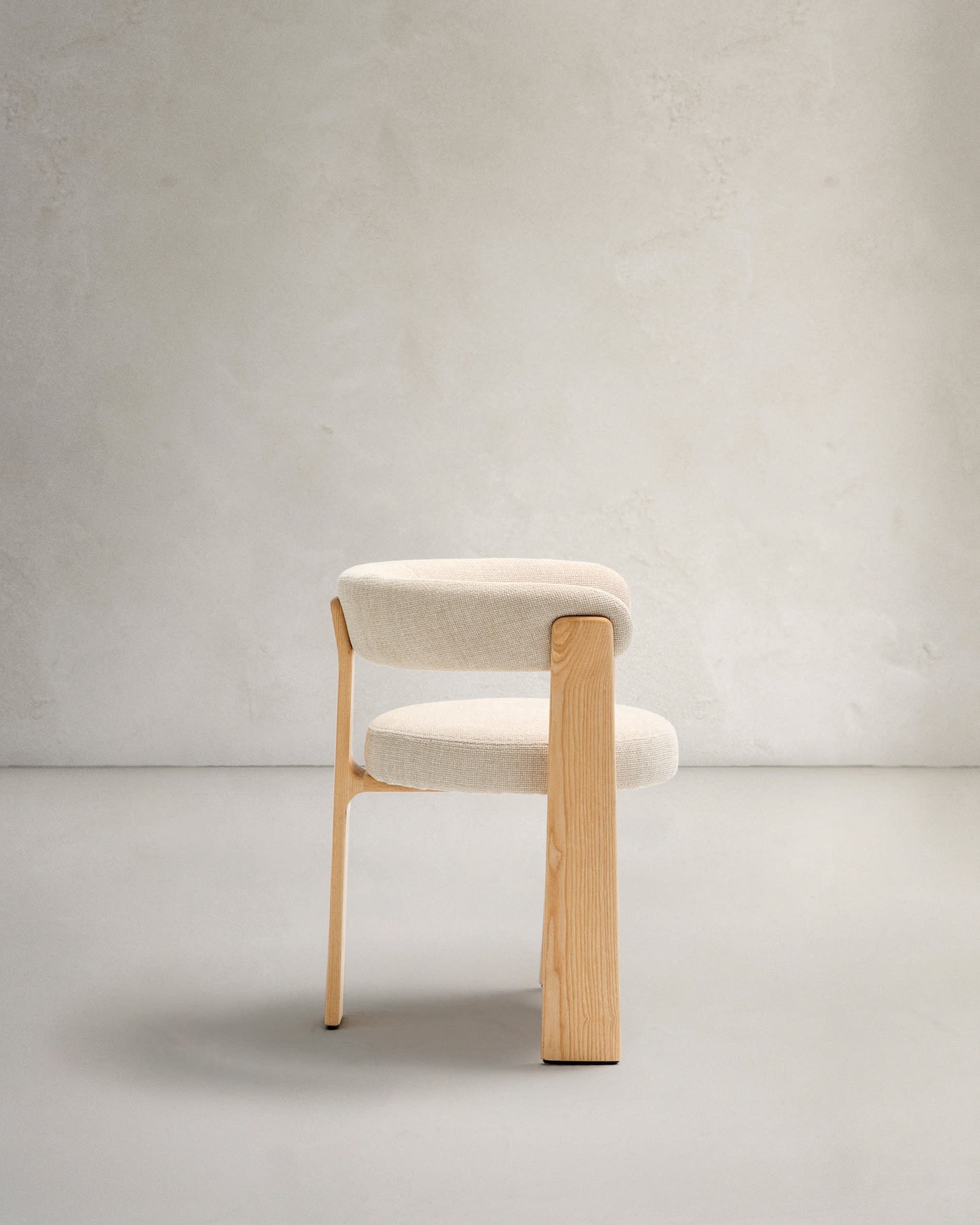 Moderner Stuhl mit 3 Beinen, beige Chenille-Polsterung, massives Eschenholz, natürliches Finish, FSC-zertifiziert, von Kave Home.