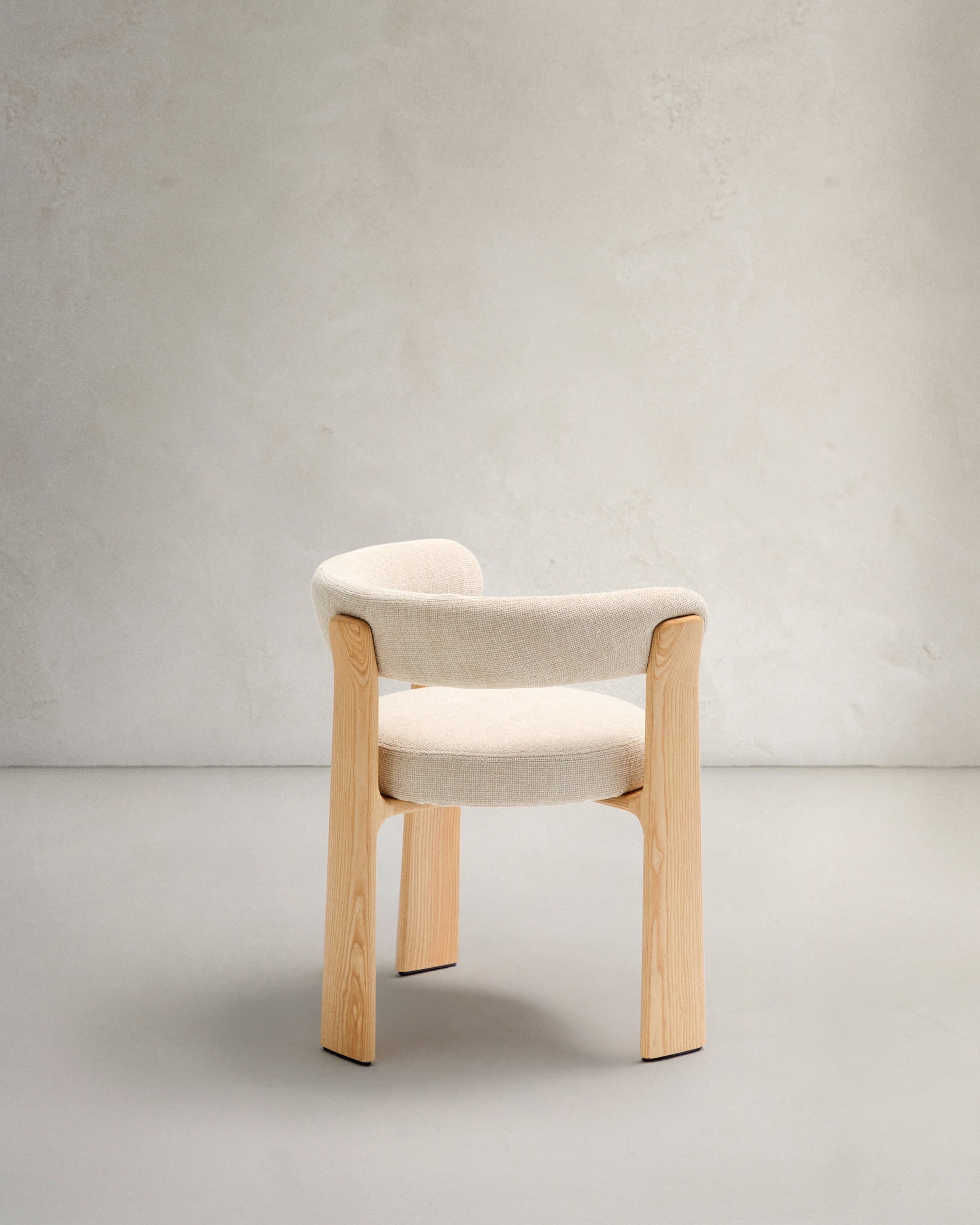 Moderner Stuhl mit 3 Beinen, beige Chenille-Polsterung, massives Eschenholz, natürliches Finish, FSC-zertifiziert, von Kave Home.