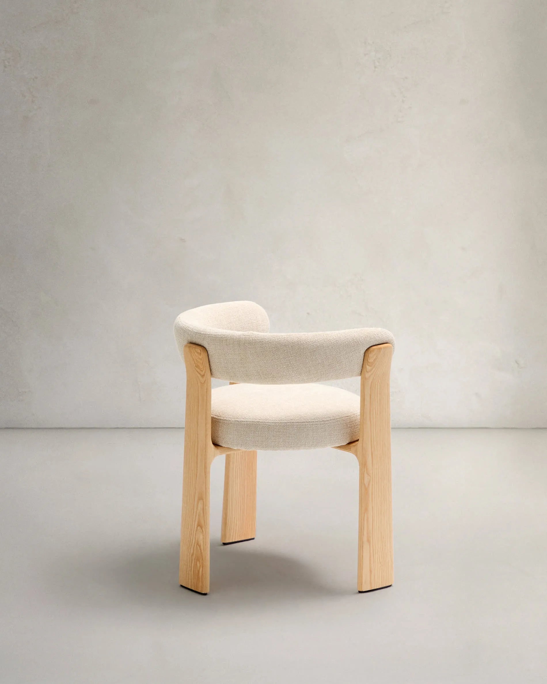 Moderner Stuhl mit 3 Beinen, beige Chenille-Polsterung, massives Eschenholz, natürliches Finish, FSC-zertifiziert, von Kave Home.