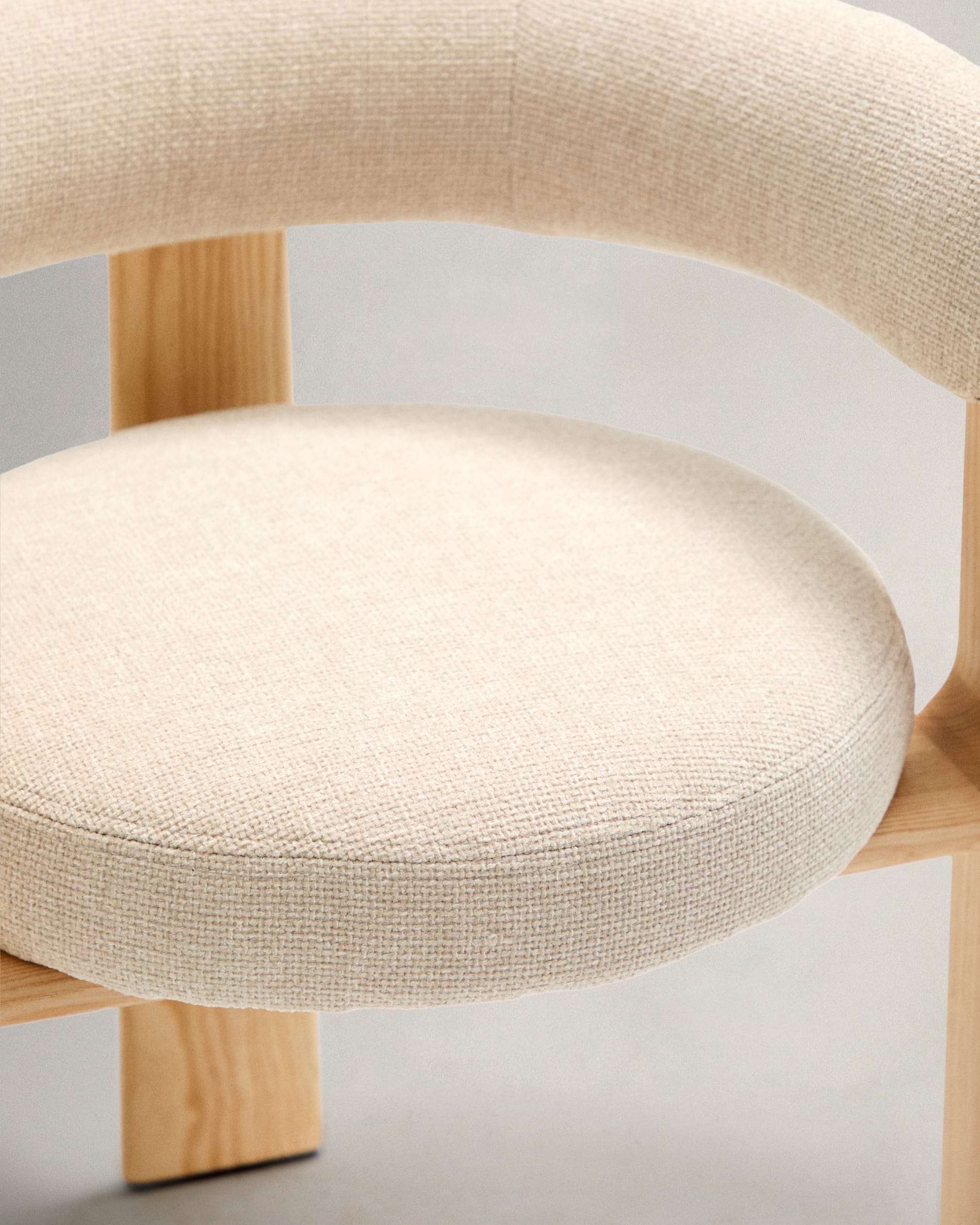 Moderner Stuhl mit 3 Beinen, beige Chenille-Polsterung, massives Eschenholz, natürliches Finish, FSC-zertifiziert, von Kave Home.